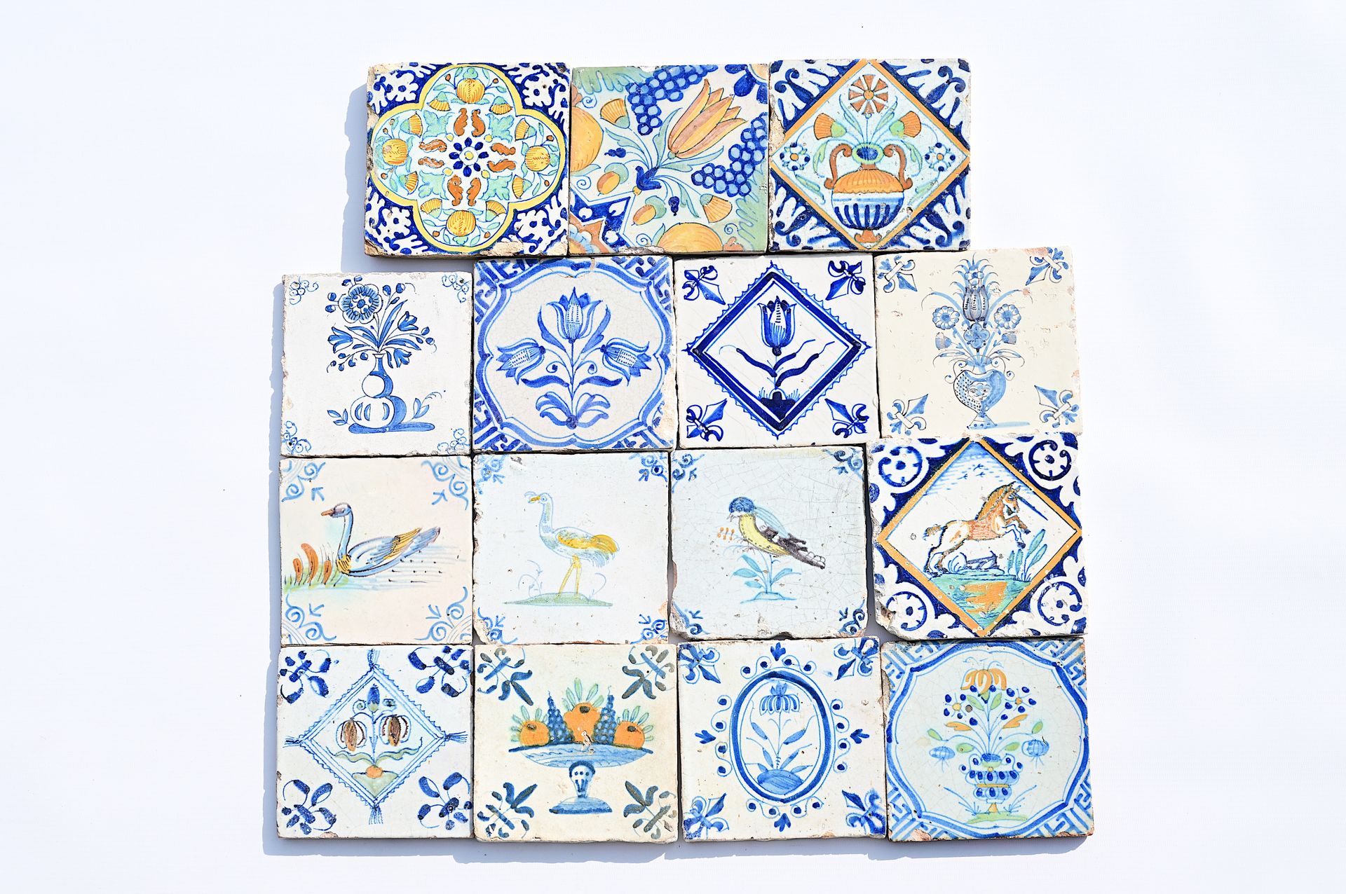 Seventeen blue and white and polychrome Dutch Delft tiles, 17th C. Dix-sept carr&hellip;