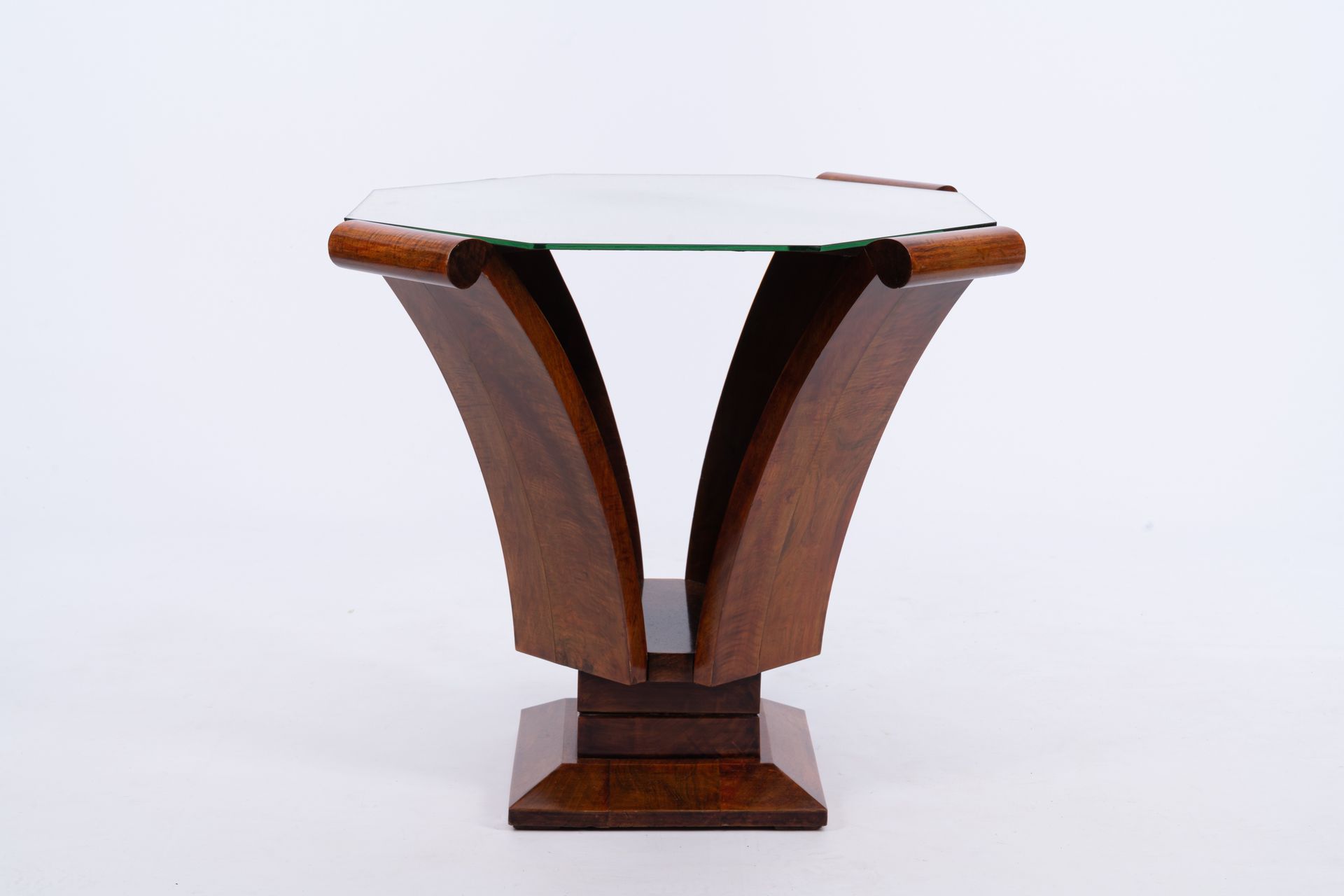 An octagonal veneered wood Art Deco side table with a mirror top, 20th C. An oct&hellip;
