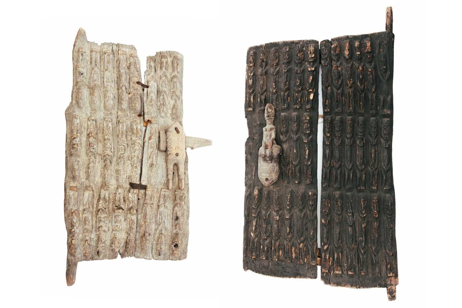 Null Zwei Dogon, Mali, geschnitzte Getreidespeichertüren aus Holz, jeweils mit R&hellip;