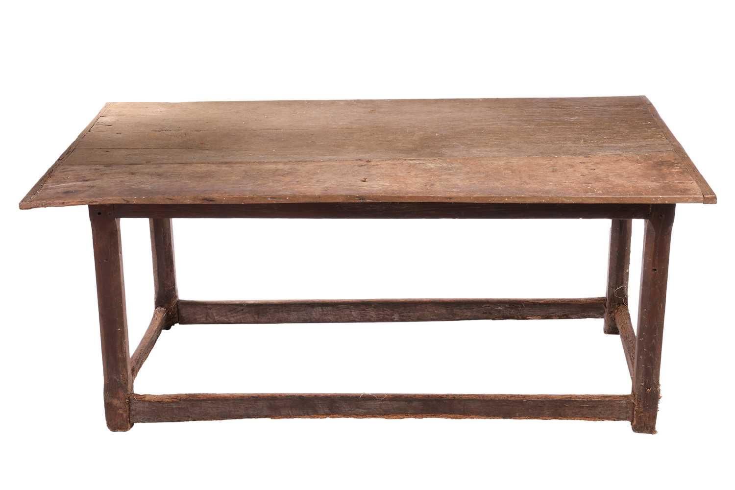 Null Table de taverne rectangulaire en chêne rustique, 17e/18e siècle et réparat&hellip;