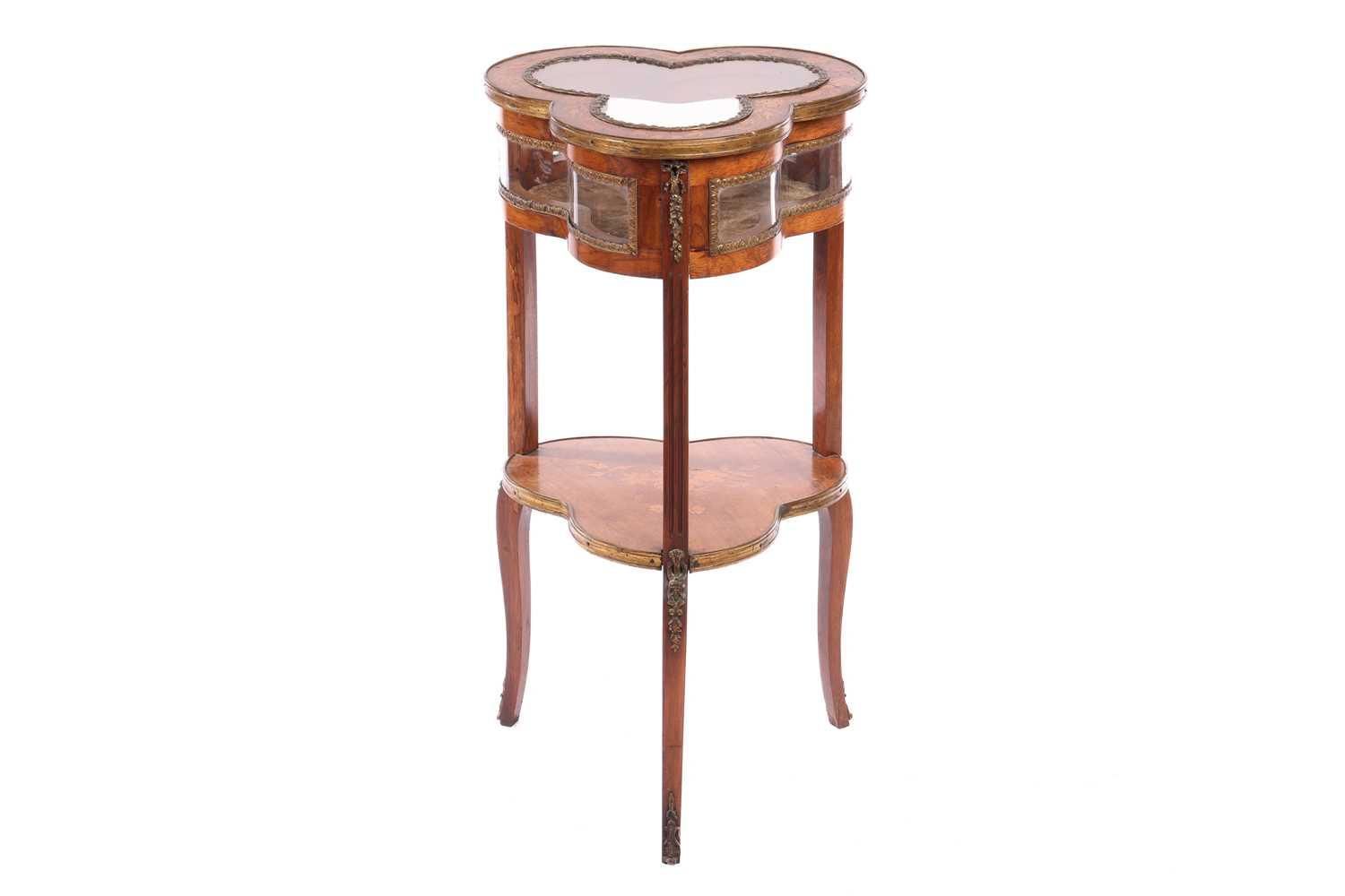 Null 拿破仑三世胡桃木镶嵌 "俱乐部 "形装饰桌，通体镶嵌鎏金金属，由连接下层的异形桌腿支撑，宽 42 厘米 x 高 94 厘米。