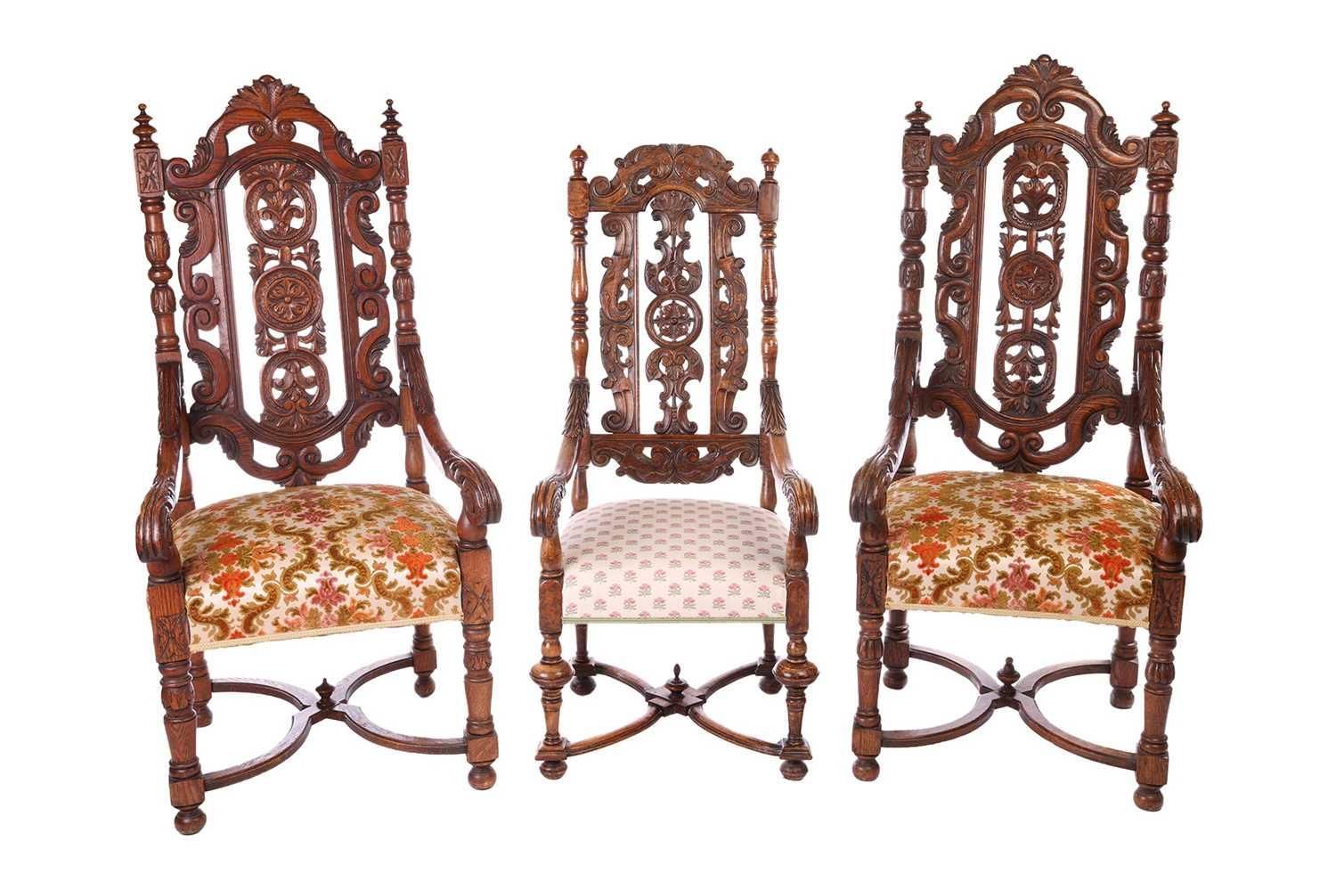 Null Une paire de fauteuils ouverts en chêne sculpté de style victorien, dans le&hellip;