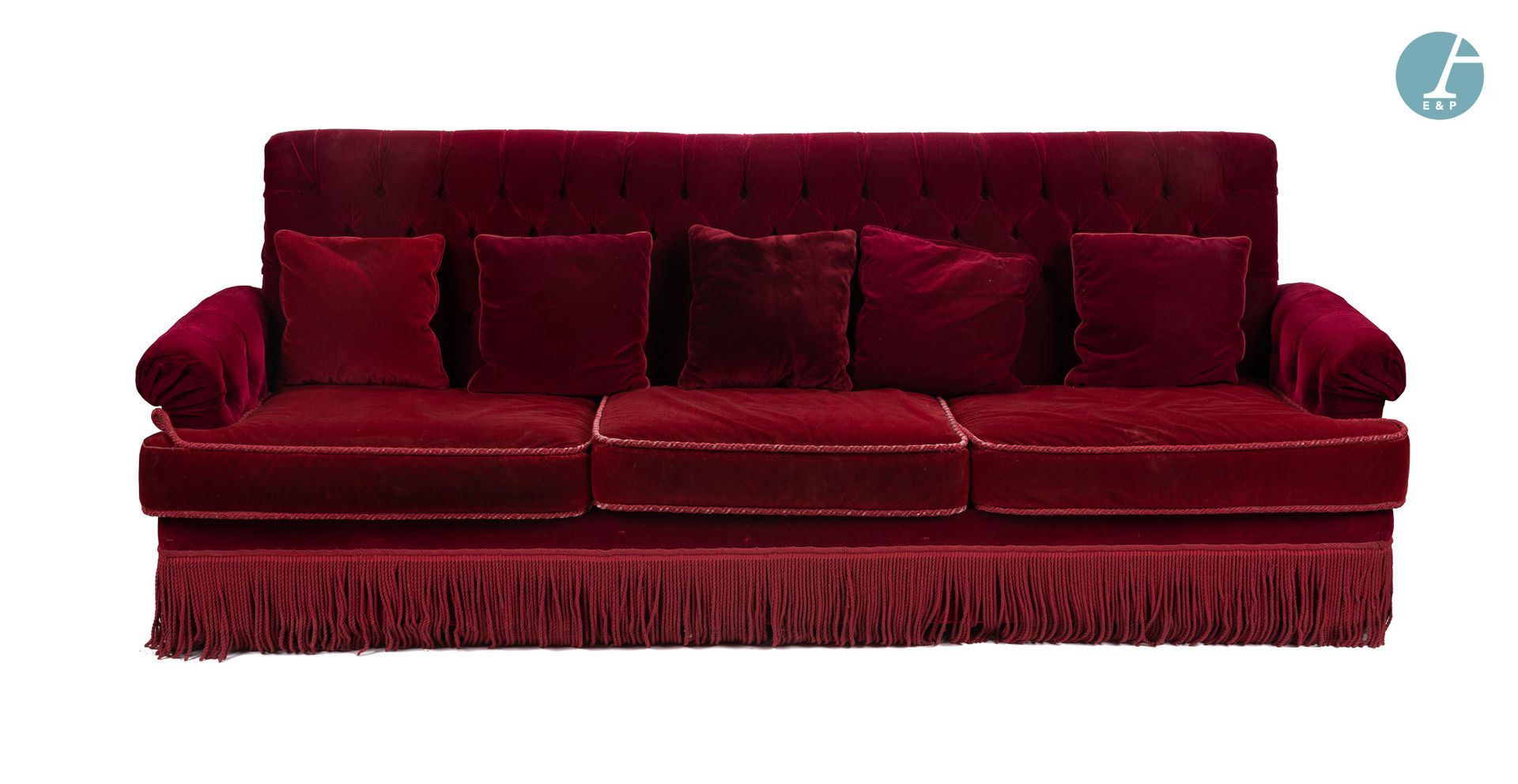 Null Un canapé trois places en velours rouge, à dossier capitonné et à franges. &hellip;