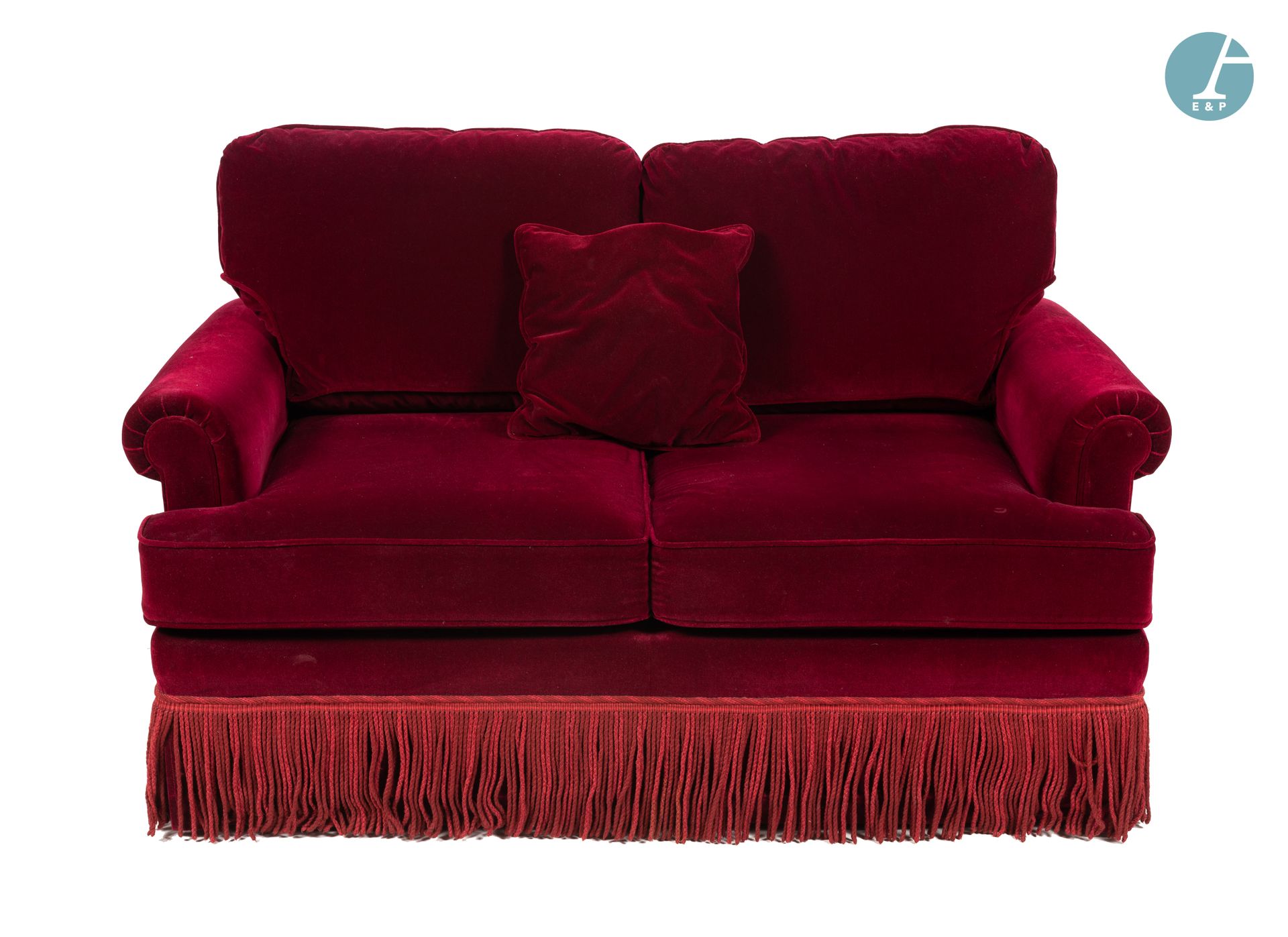 Null Un canapé deux places en velours rouge, à franges. Avec un coussin.

H : 92&hellip;