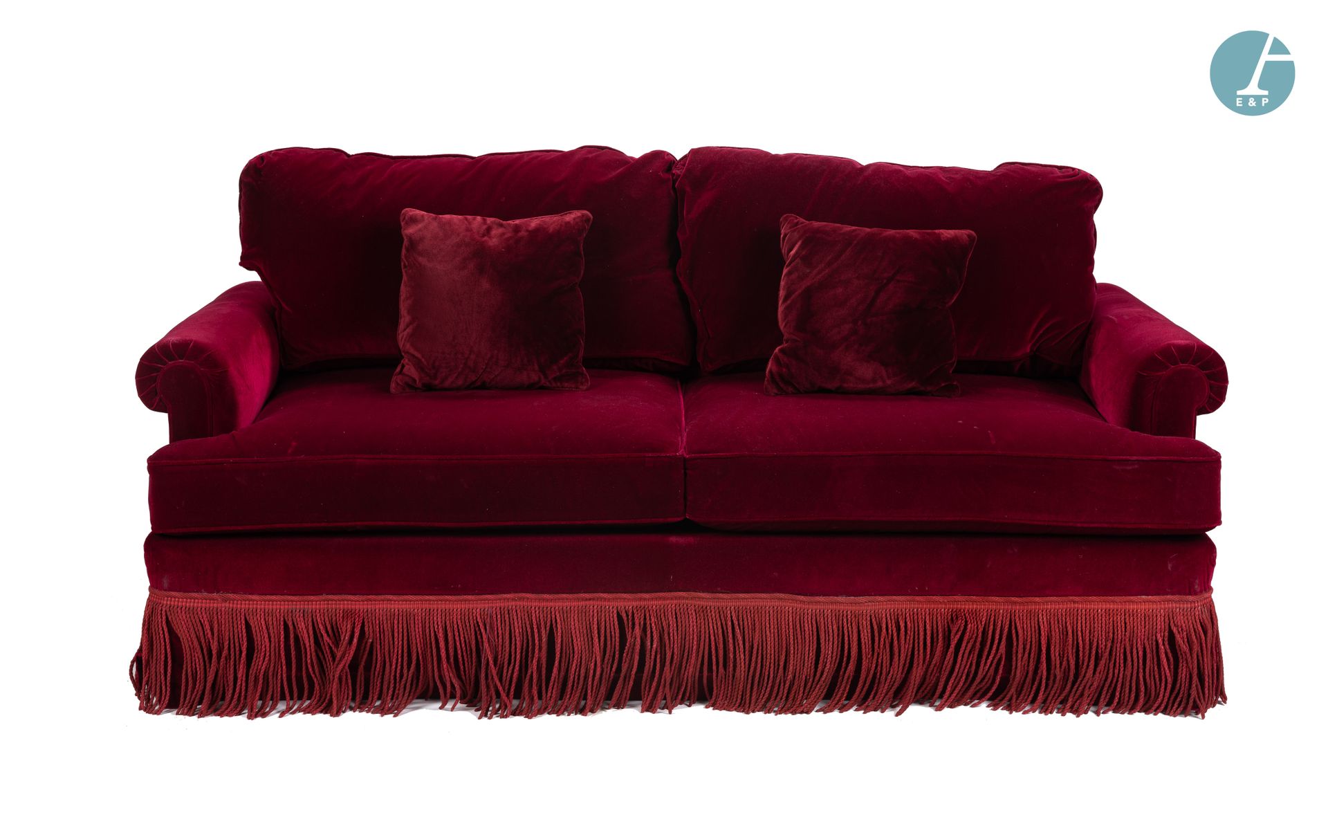 Null Un canapé deux places en velours rouge, à franges. Avec deux coussins.

H :&hellip;