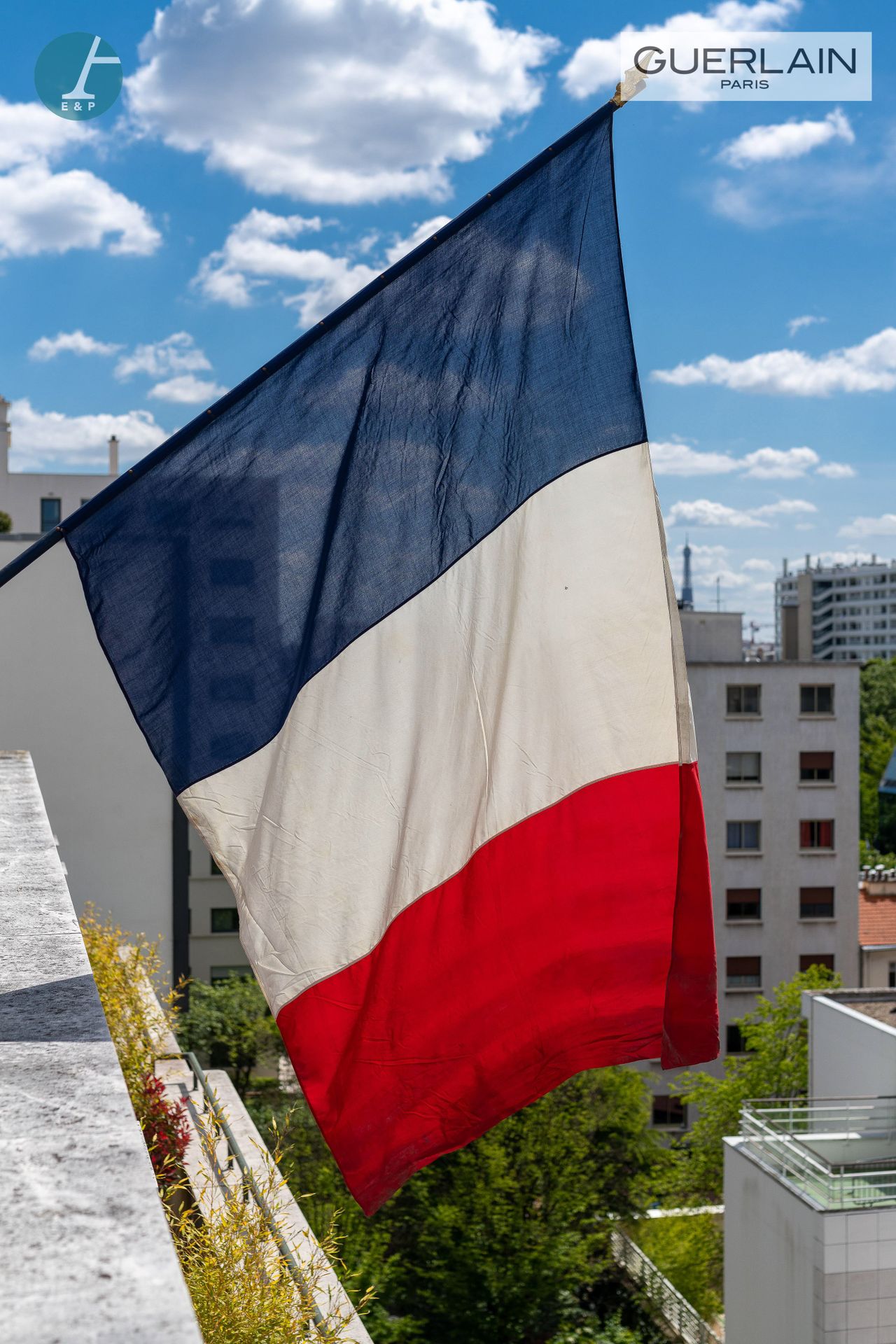 En provenance de l'ancien siège de GUERLAIN Deux drapeaux français de pavoisemen&hellip;