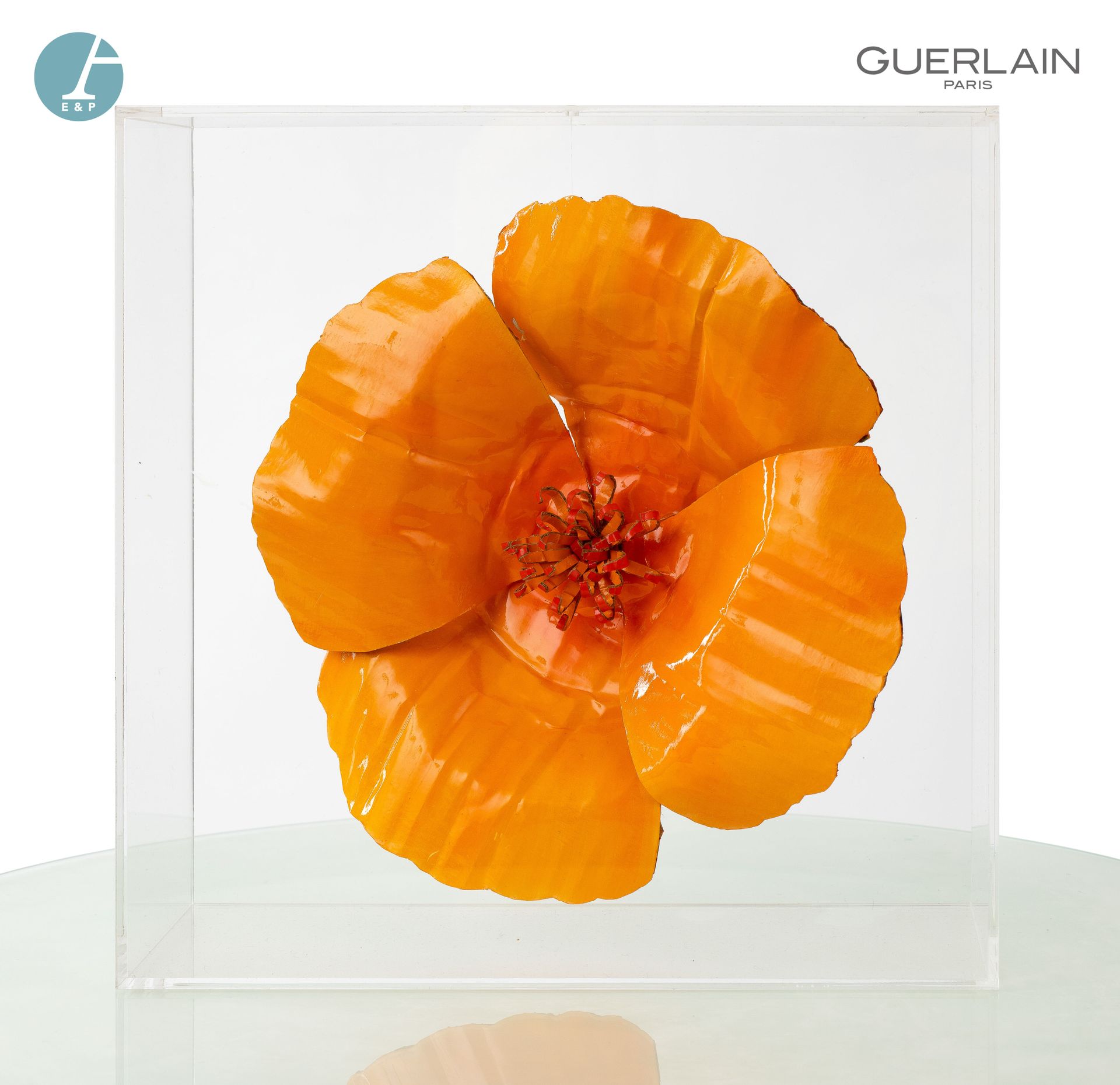 En provenance de l'ancien siège de GUERLAIN 
Fleur en carton laqué orange, suspe&hellip;