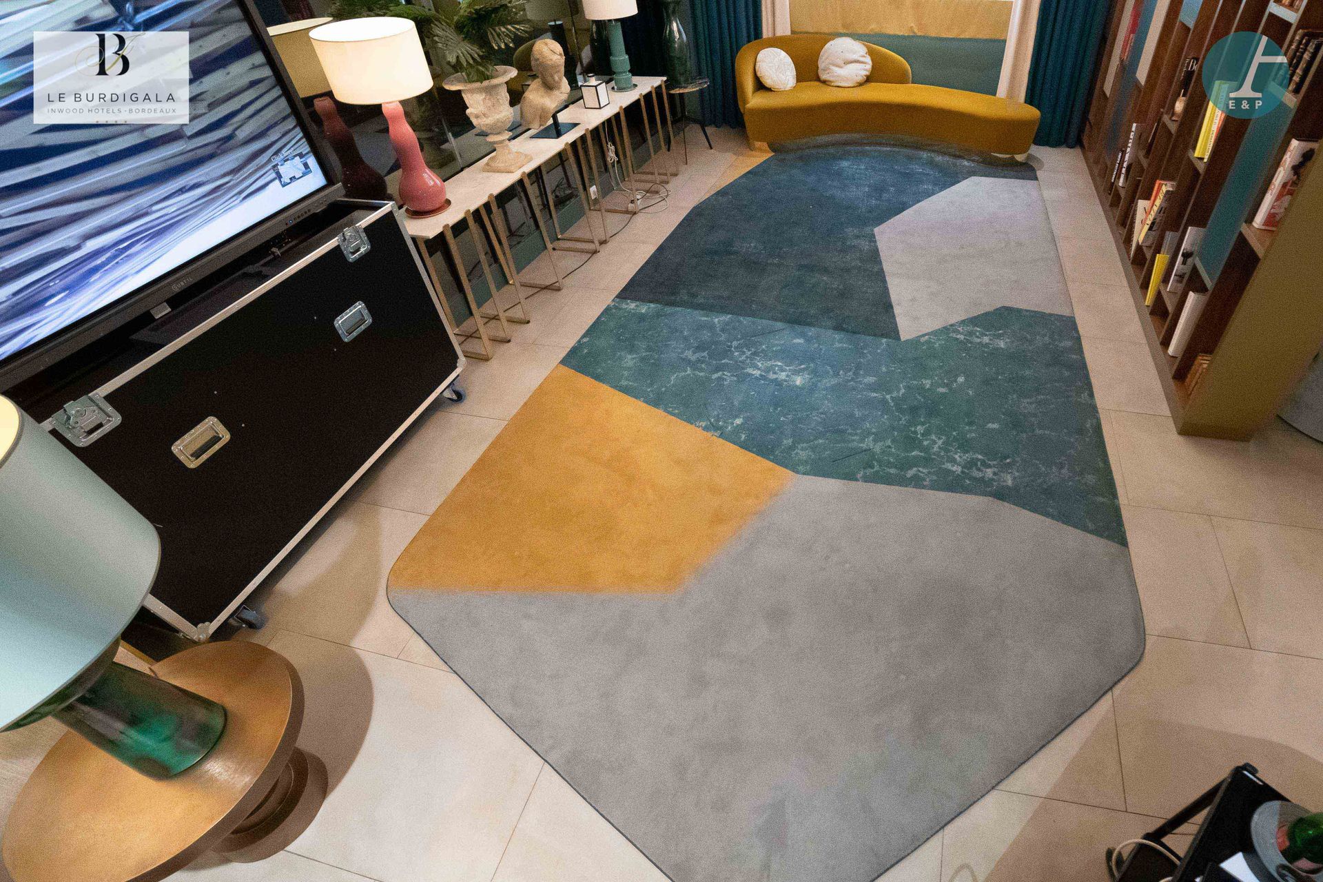 Null 
从波尔多的4*酒店Burdigala出发














有几何图案的地毯，灰色、黄色、蓝色纹路等。



由Galerie B.制作。&hellip;