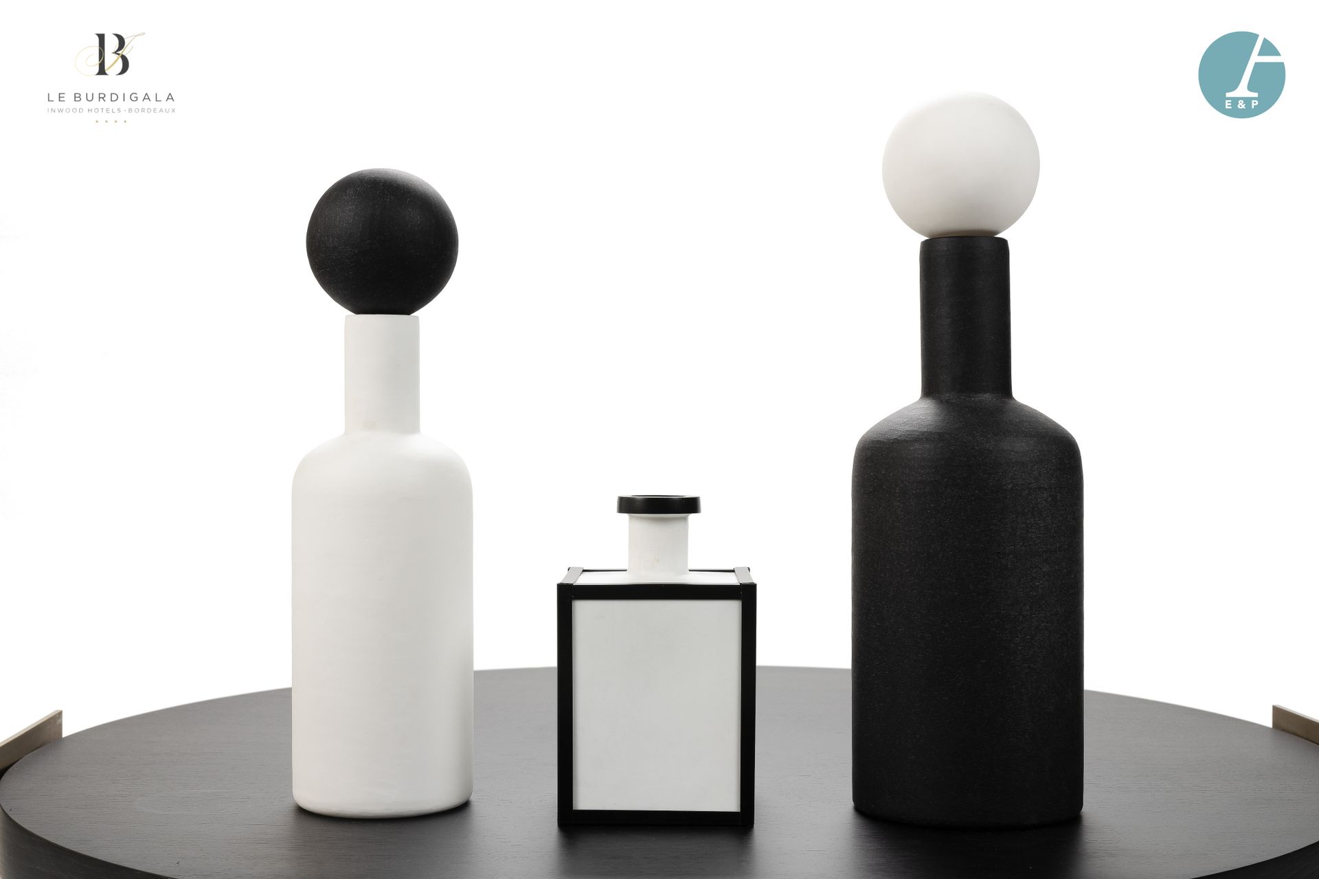 Null 从波尔多的4*酒店Burdigala出发





一套两个黑色和白色抛光玻璃瓶和一个白色抛光玻璃小花瓶，黑色金属框架。

高：47厘米 - 高：45&hellip;