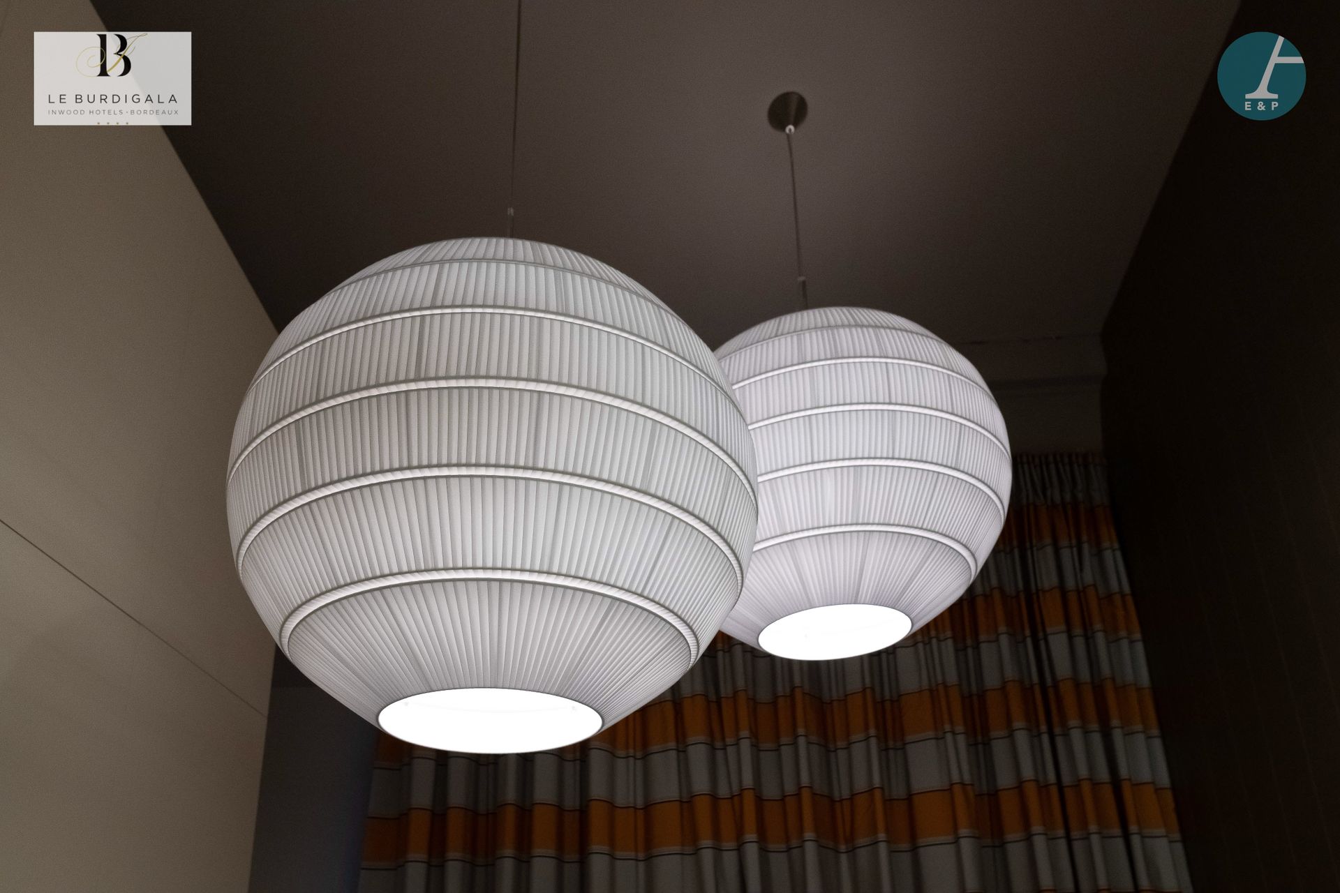 Null 
从波尔多的4*酒店Burdigala出发

















一对白色褶皱织物的大型球形吊灯。





高：81厘米 - 深：90厘&hellip;