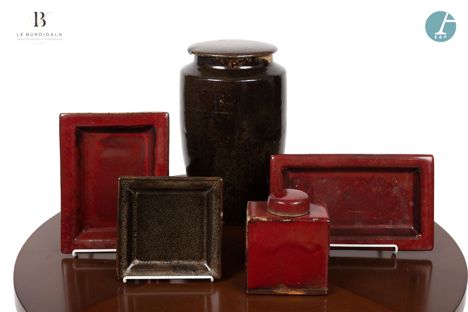 Null 从波尔多的4*酒店Burdigala出发





一批血红色釉面陶瓷，包括一个有盖花瓶，三个茶壶和一个姜壶。

花瓶高：33厘米 - 直径：20厘米&hellip;