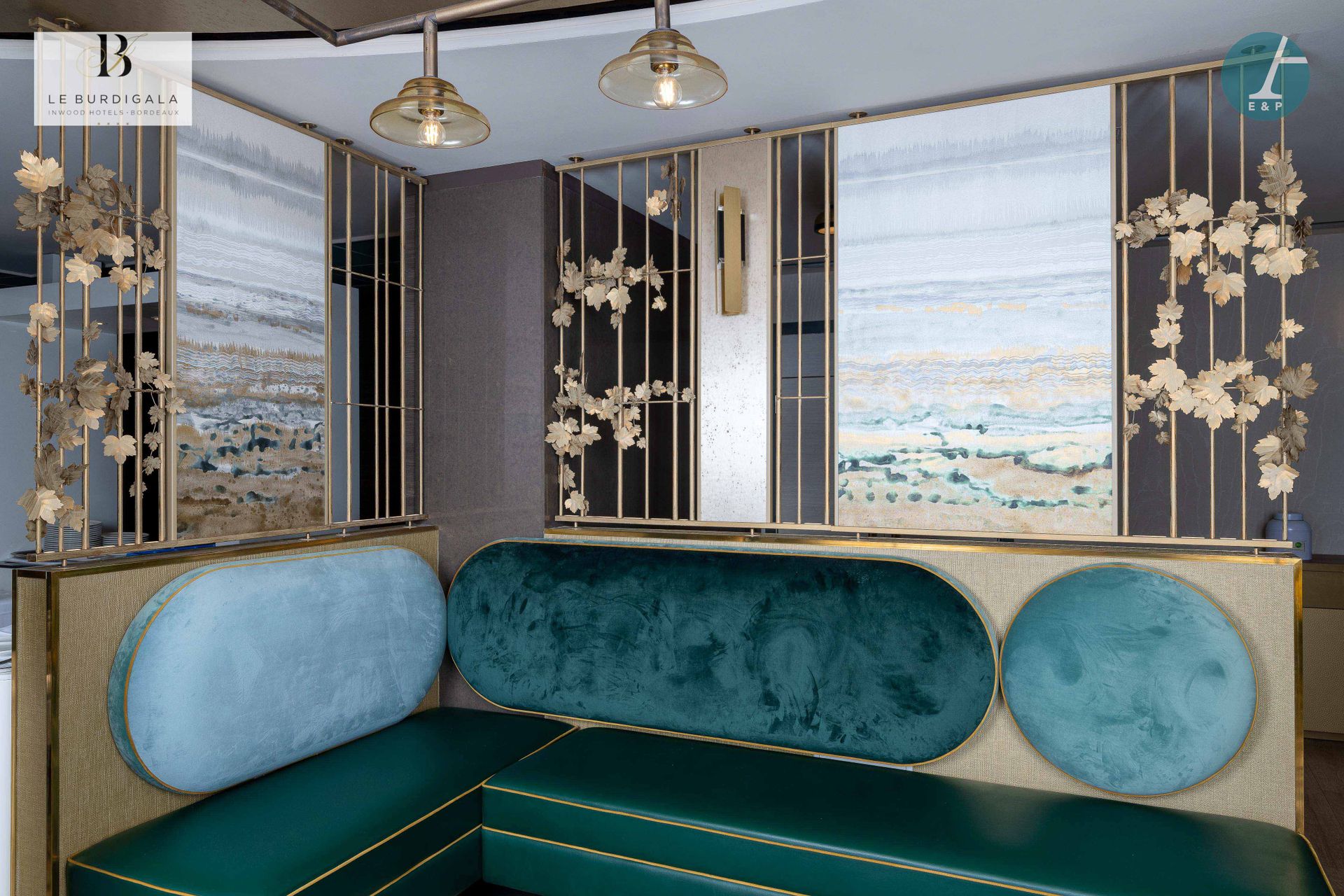 Null 
从波尔多的4*酒店Burdigala出发

















一套四个拉丝镀金的黄铜角屏，带有拉丝镀金的黄铜藤叶。九个部分（网格和面板&hellip;