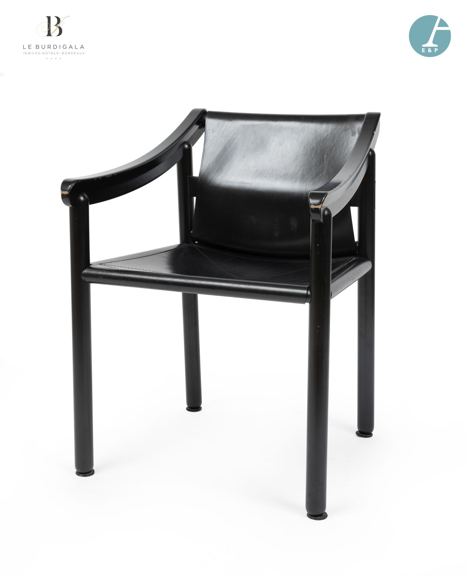 Null 从波尔多的4*酒店Burdigala出发





扶手椅，天然木质底座，黑色漆面，黑色皮革装饰。

高：75厘米 - 宽：56厘米 - 深：58厘米
