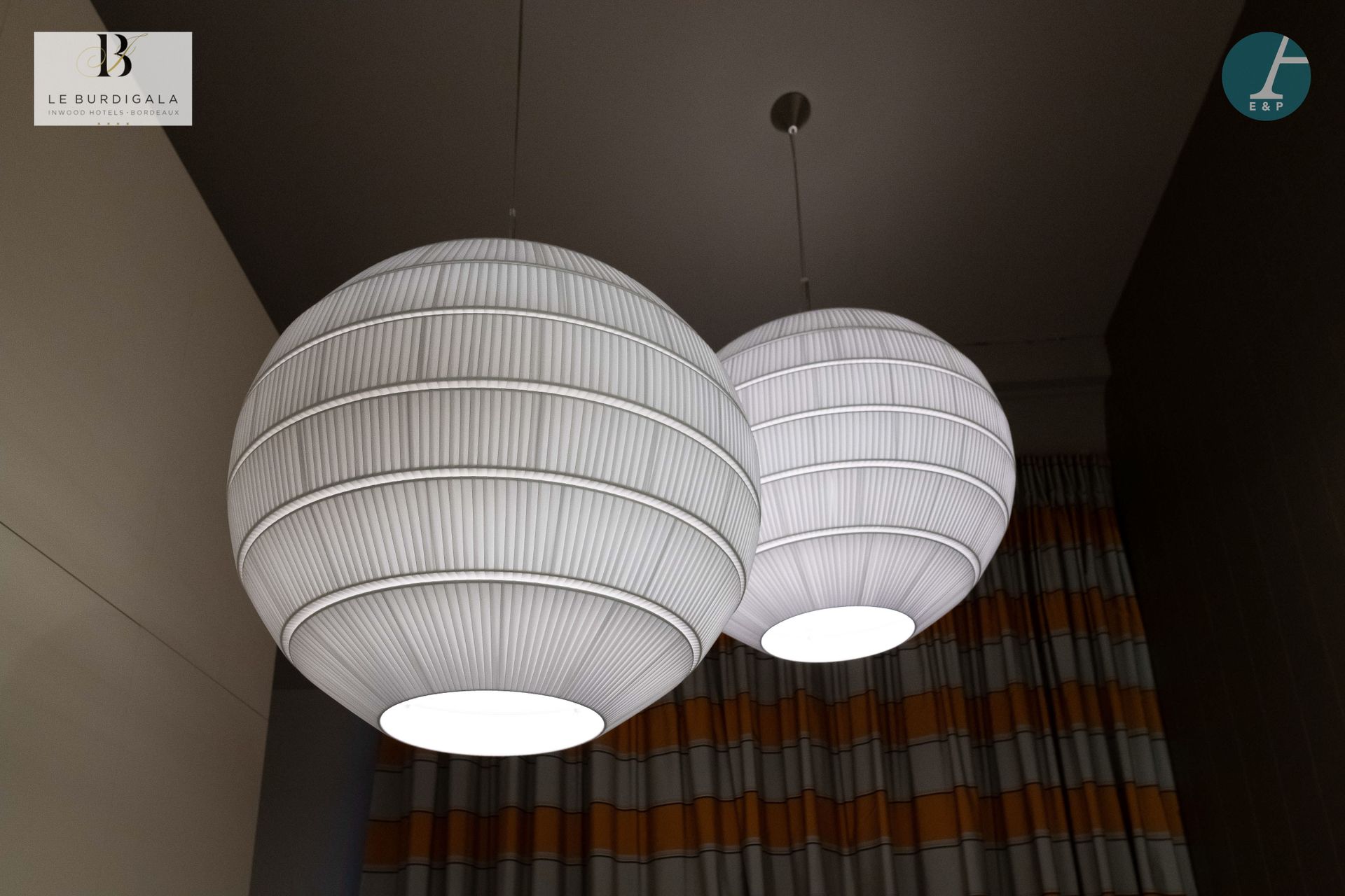 Null 
从波尔多的4*酒店Burdigala出发














一对白色褶皱织物的大型球形吊灯。 




高：81厘米 - 深：90厘米

&hellip;