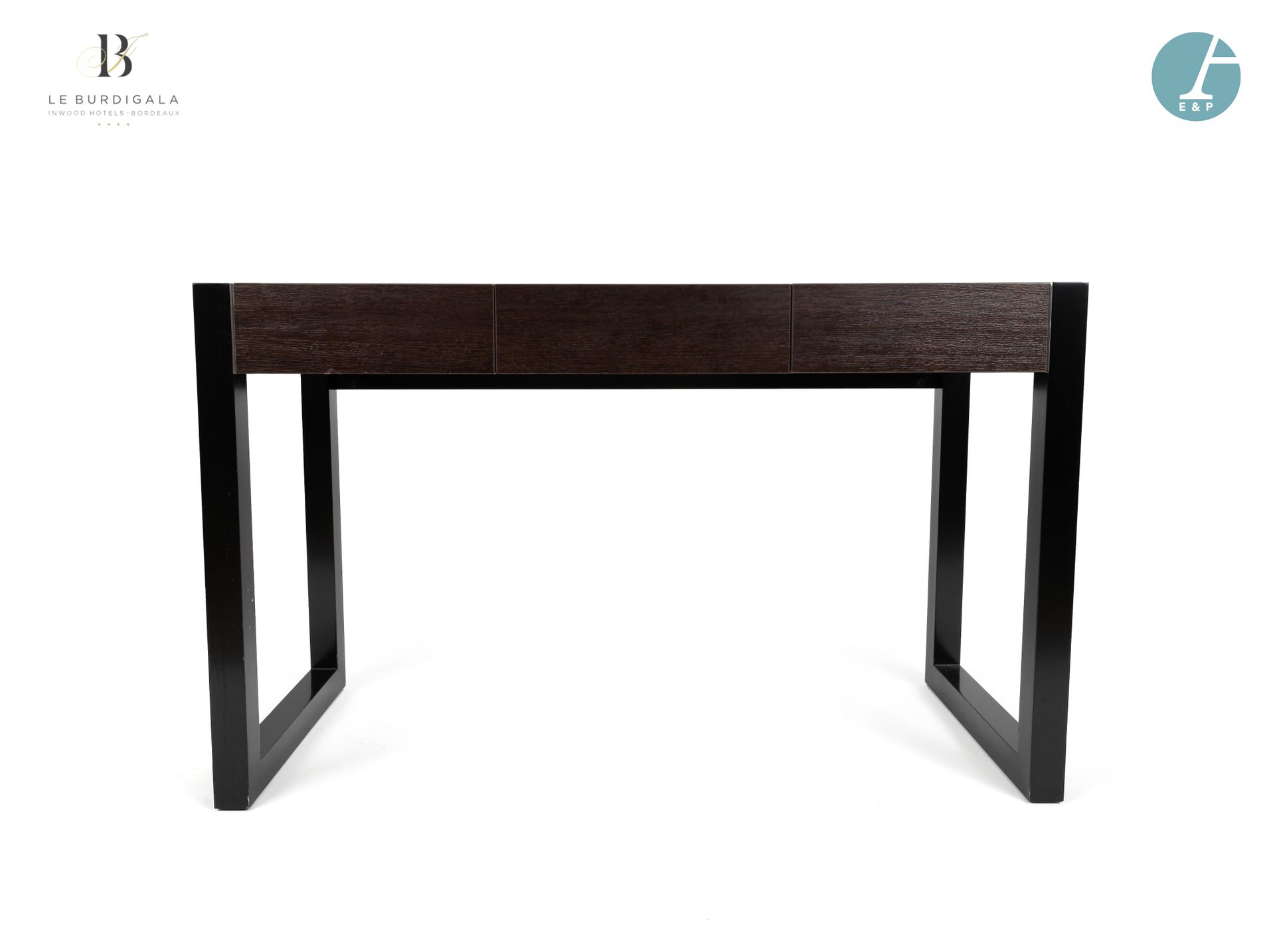Null 
从波尔多的4*酒店Burdigala出发














黑色漆面的异国情调的木质书桌，在腰部打开一个抽屉。金属杆。 




高：73&hellip;