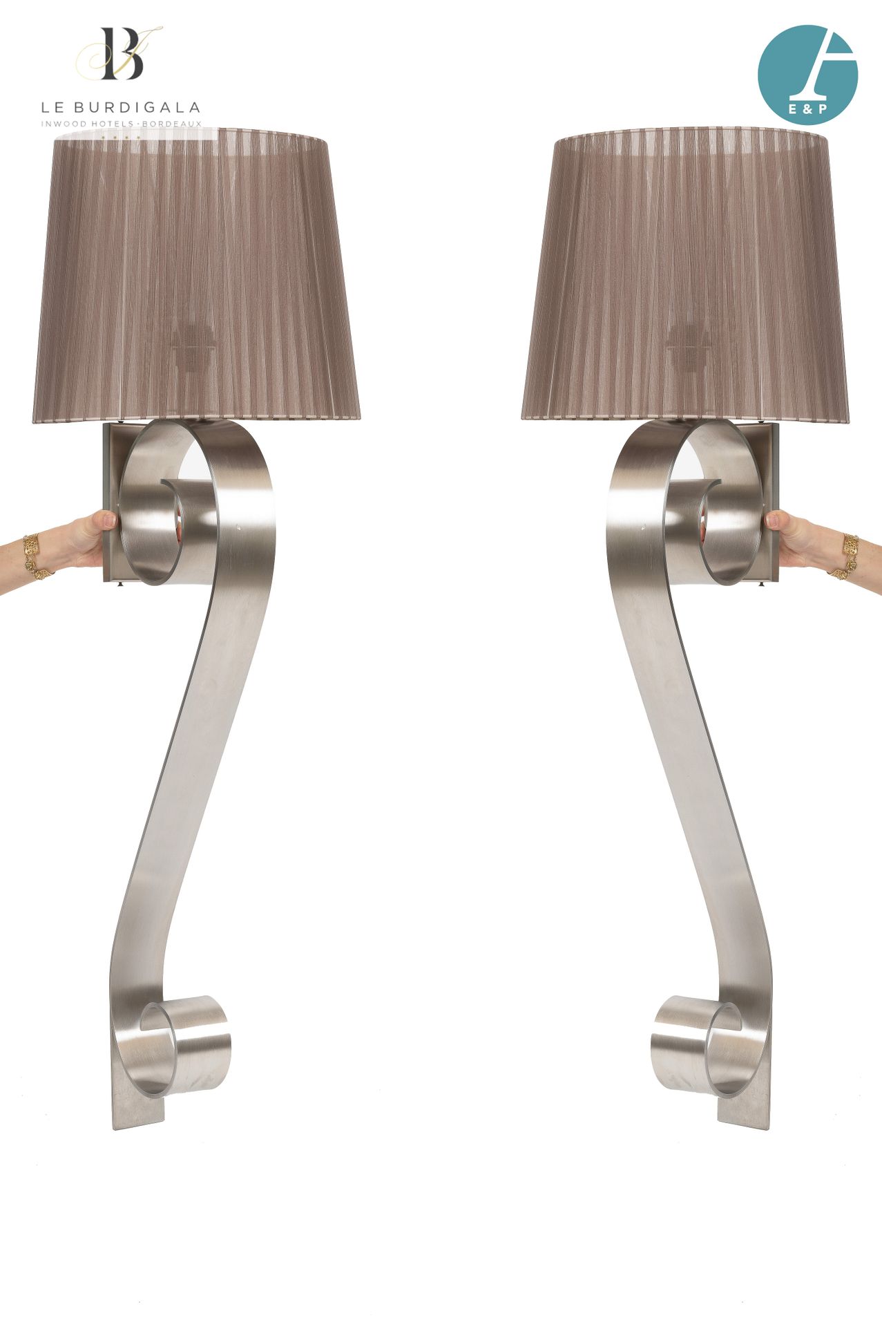 Null 
从波尔多的4*酒店Burdigala出发

















一对拉丝金属的壁灯，灰褐色褶皱灯罩。





总高度：112厘米。

&hellip;