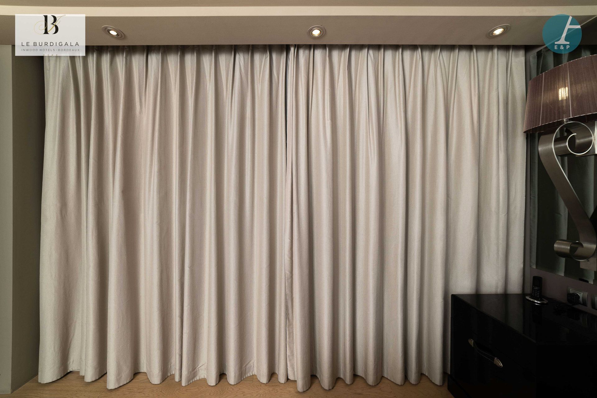 Null 
从波尔多的4*酒店Burdigala出发

















三副合成窗帘，有内衬，米色。





高：253厘米 - 宽：2个21&hellip;