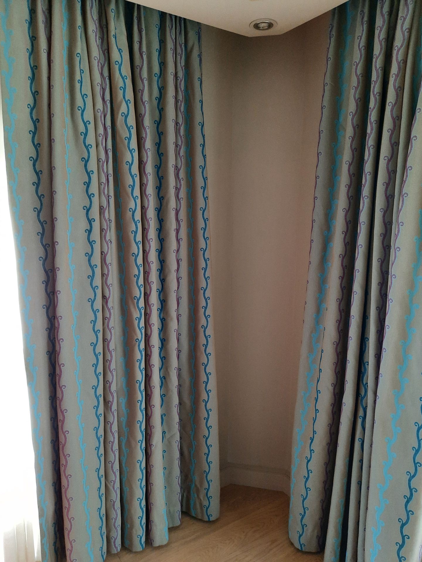 Null 
从波尔多的4*酒店Burdigala出发














两副合成织物的窗帘，有条纹和波浪。高：248厘米 - 宽：150厘米。 


&hellip;