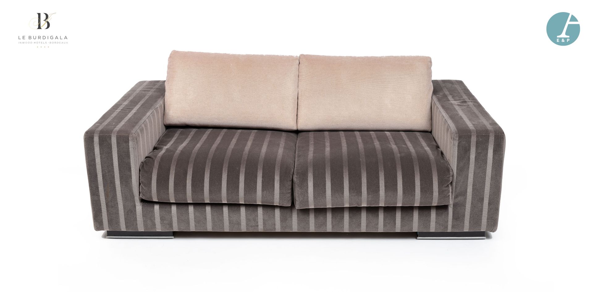 Null 从波尔多的4*酒店Burdigala出发





ARKETYPO意大利制造，条纹天鹅绒和金色坐垫的双座沙发。高：70厘米 - 宽：183厘米 - &hellip;