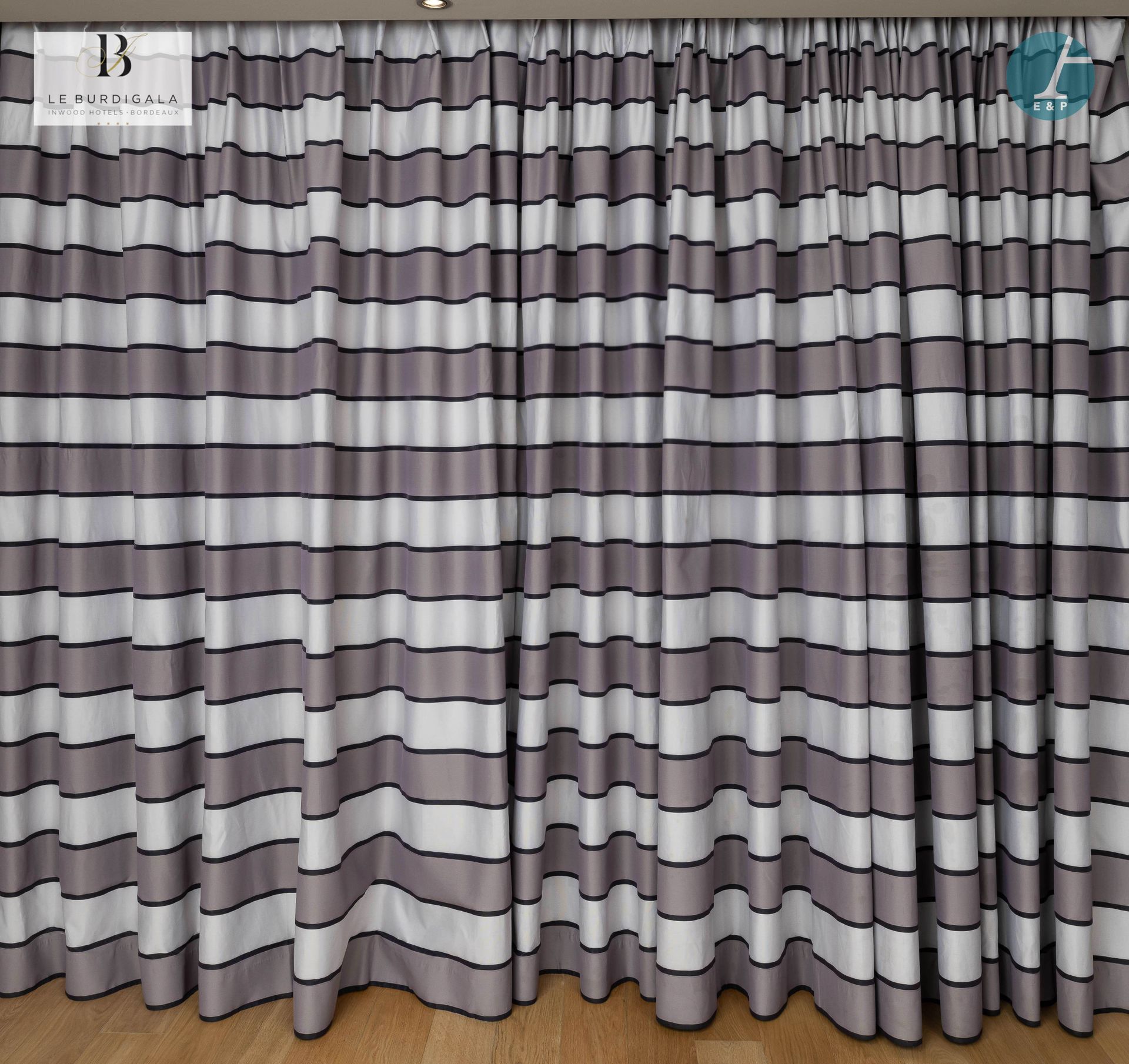Null 
从波尔多的4*酒店Burdigala出发

















紫色和灰色条纹的合成织物窗帘，一套三幅。





高：248厘米-宽：&hellip;