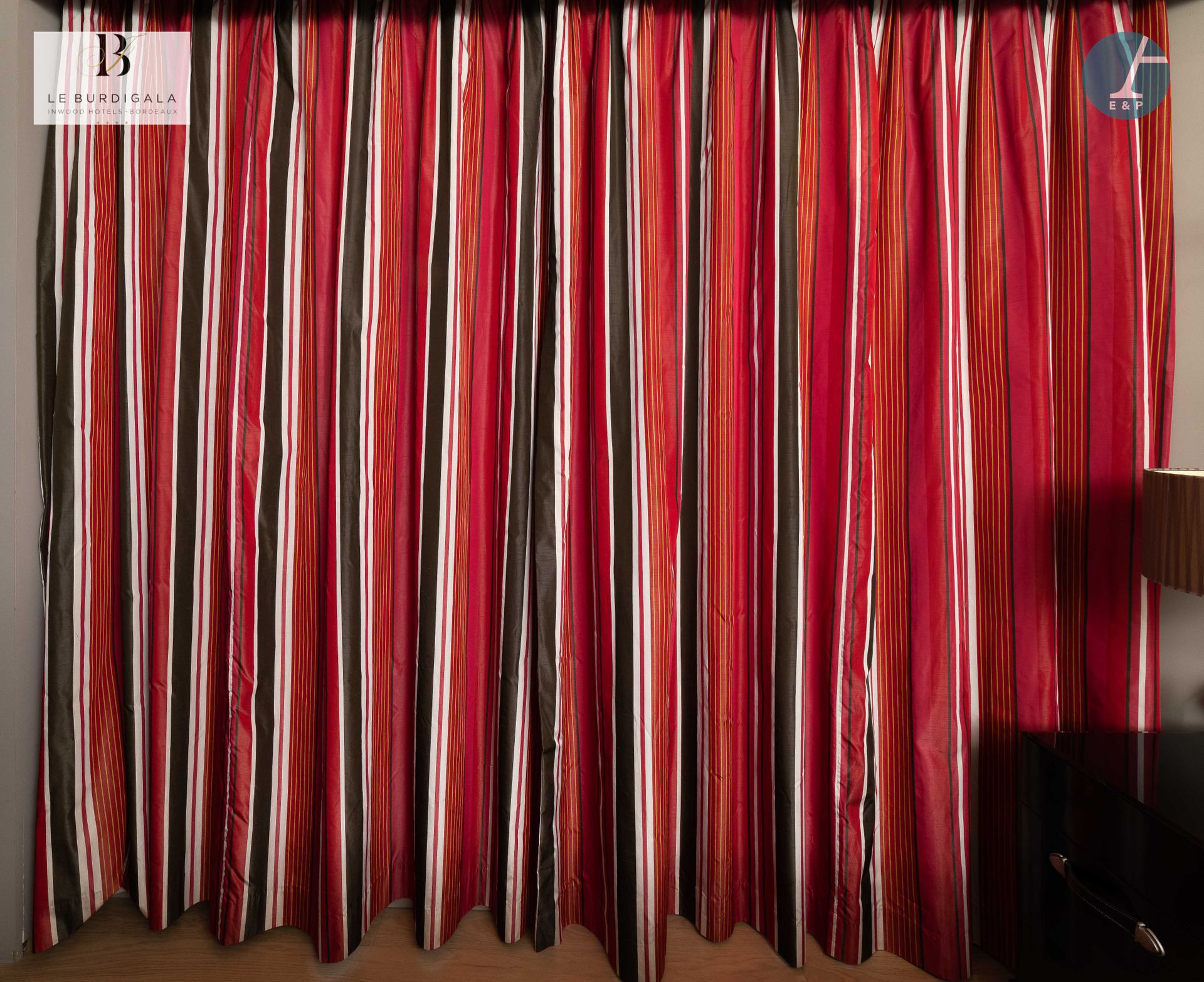 Null 
从波尔多的4*酒店Burdigala出发














两副合成织物的窗帘，有红色、白色、棕色和绿色的条纹。 




高：248厘米&hellip;