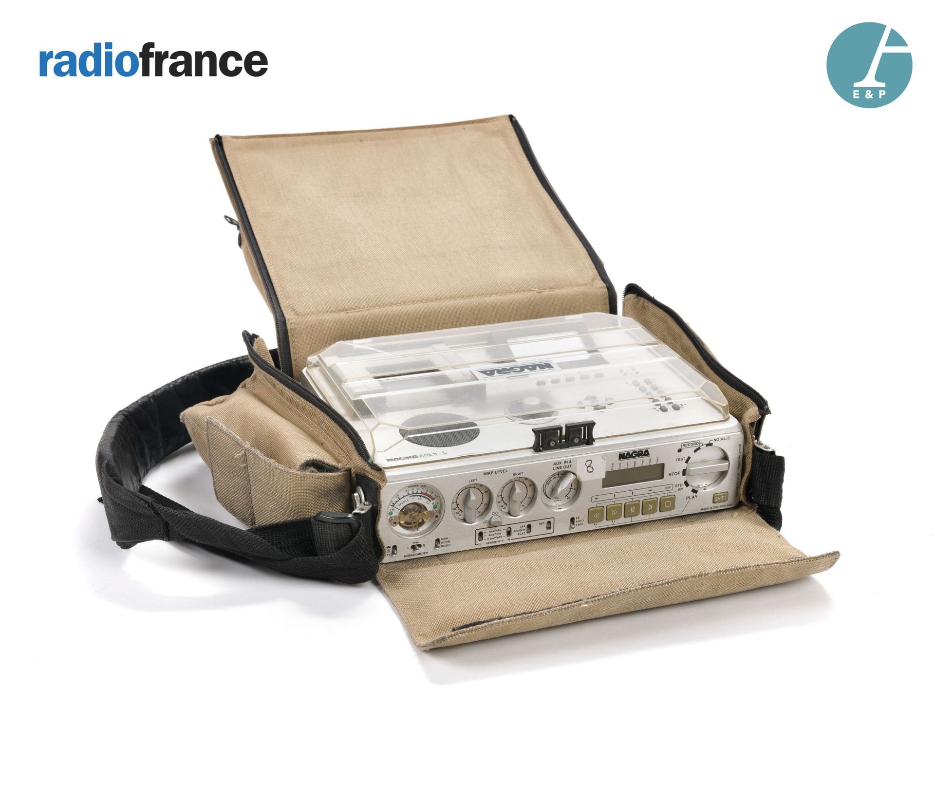 Null NAGRA数字录音机，Ares-C，带有法国广播电台标志的原始米色布袋。

高：9.5厘米 - 宽：29厘米 - 深：22厘米

该设备处于使用状态，&hellip;
