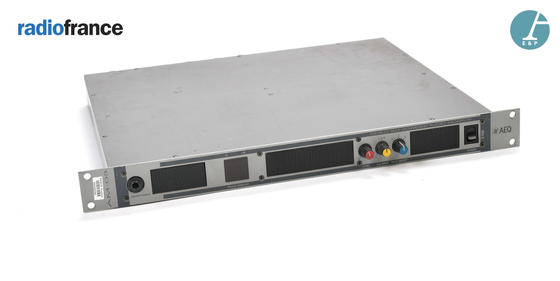 Null AEQ，立体声自供电音频监控器，AM03。

高：4,5厘米 - 宽：48,2厘米 - 深：39厘米

该设备处于使用状态，不保证其功能。