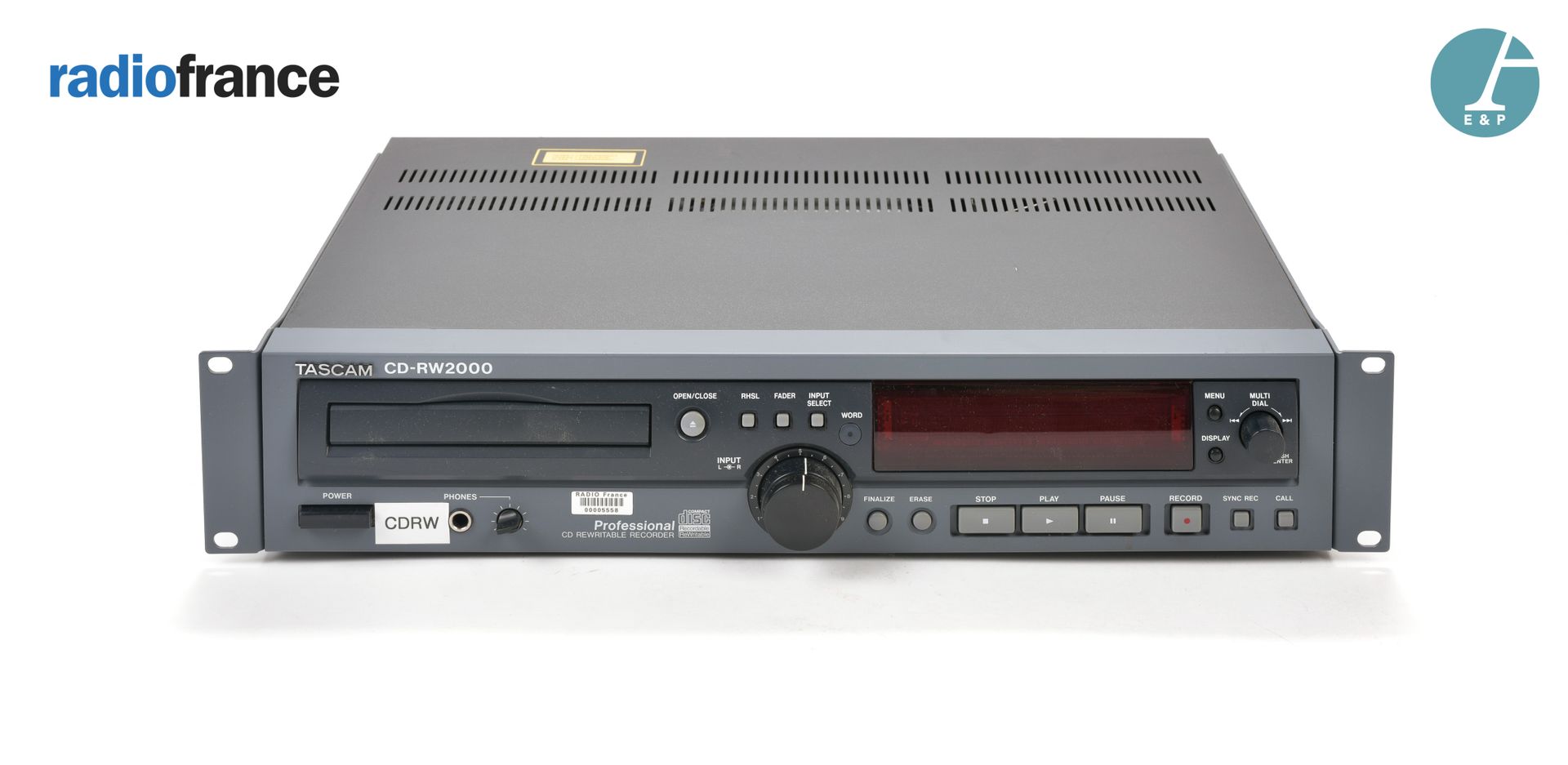 Null TASCAM，CD-RW2000读写器。

高：9厘米 - 宽：48.5厘米 - 深：32厘米

该设备处于使用状态，不保证其运行。