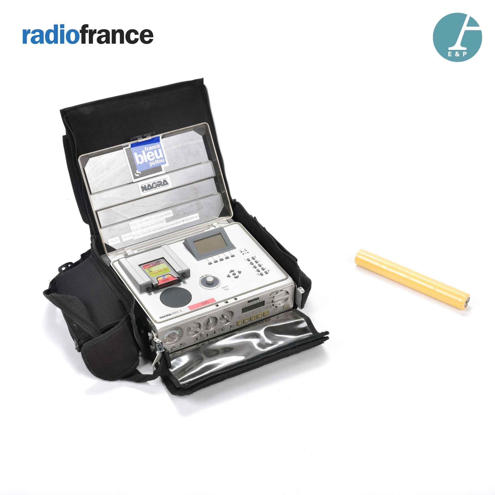 Null NAGRA数字录音机，Ares-C，带有法国广播电台标志的原始黑色布袋。

有一个额外的电池。

来自法国布鲁普瓦图

高：9.5厘米 - 宽：29厘&hellip;