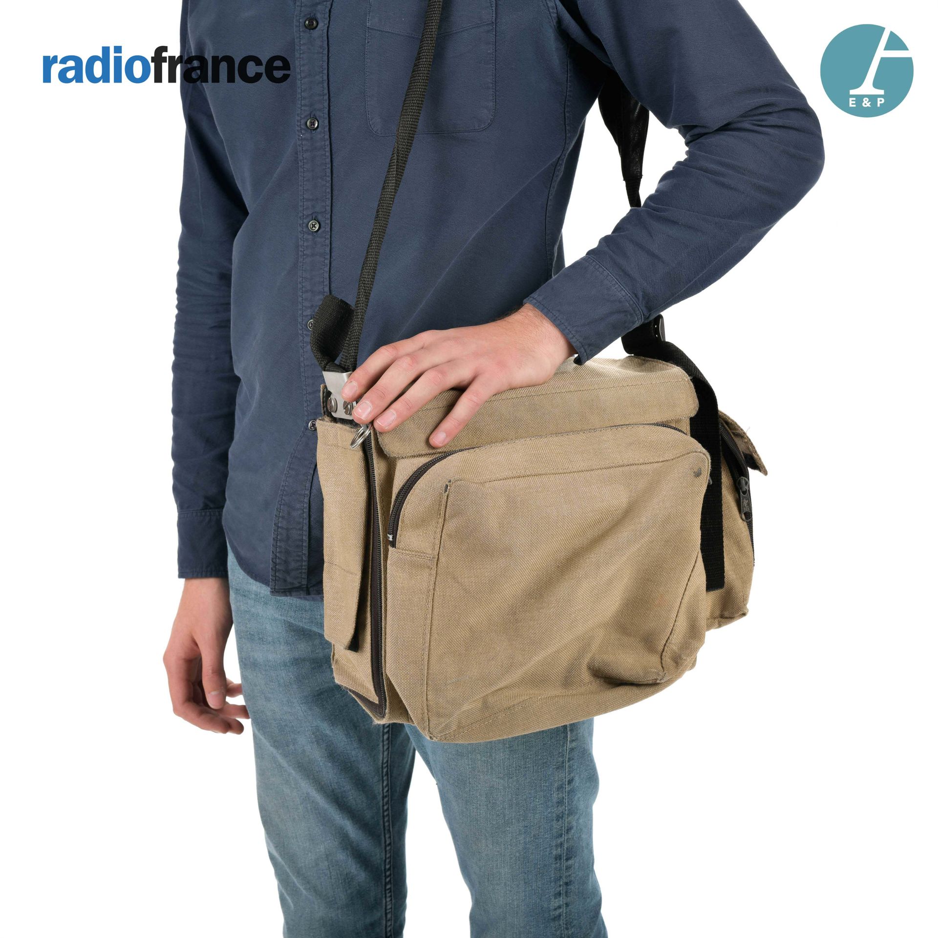 Null NAGRA数字录音机，Ares-C，带有法国广播电台标志的原始黑色布袋。

包括话筒、话筒线和France Bleu防风罩。

来自法蓝巴约纳

高：&hellip;