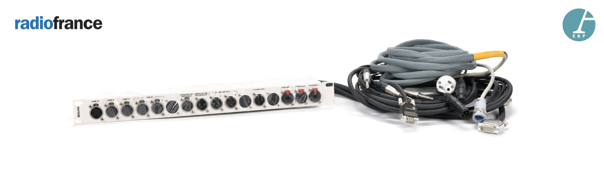 Null RAMI, Steckdosenleiste mit verschiedenen Kabeln (Mikrofone). 

H: 4,5cm - L&hellip;
