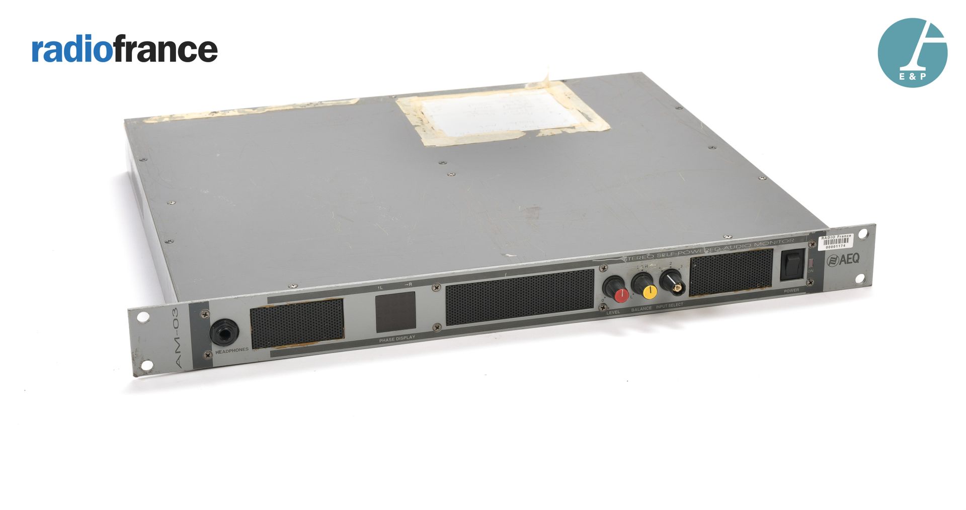 Null AEQ，立体声自供电音频监控器，AM03。

高：4,5厘米 - 宽：48,2厘米 - 深：39厘米

该设备处于使用状态，不保证其功能。