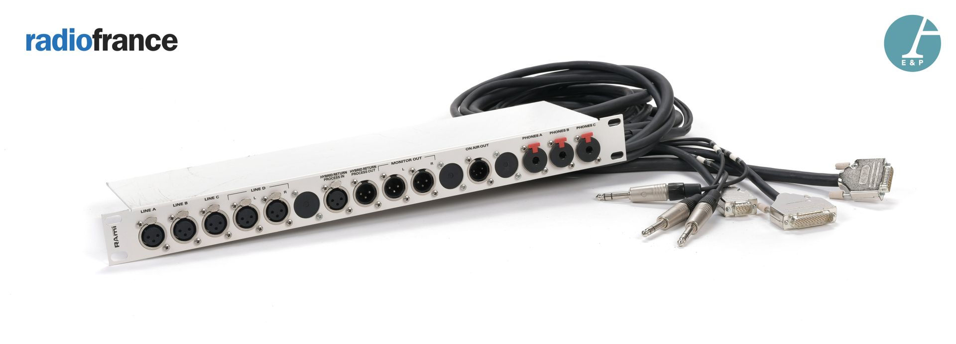 Null RAMI, regleta con varios cables (micrófonos). 

H: 4,5cm - W: 48,5cm - L: 1&hellip;