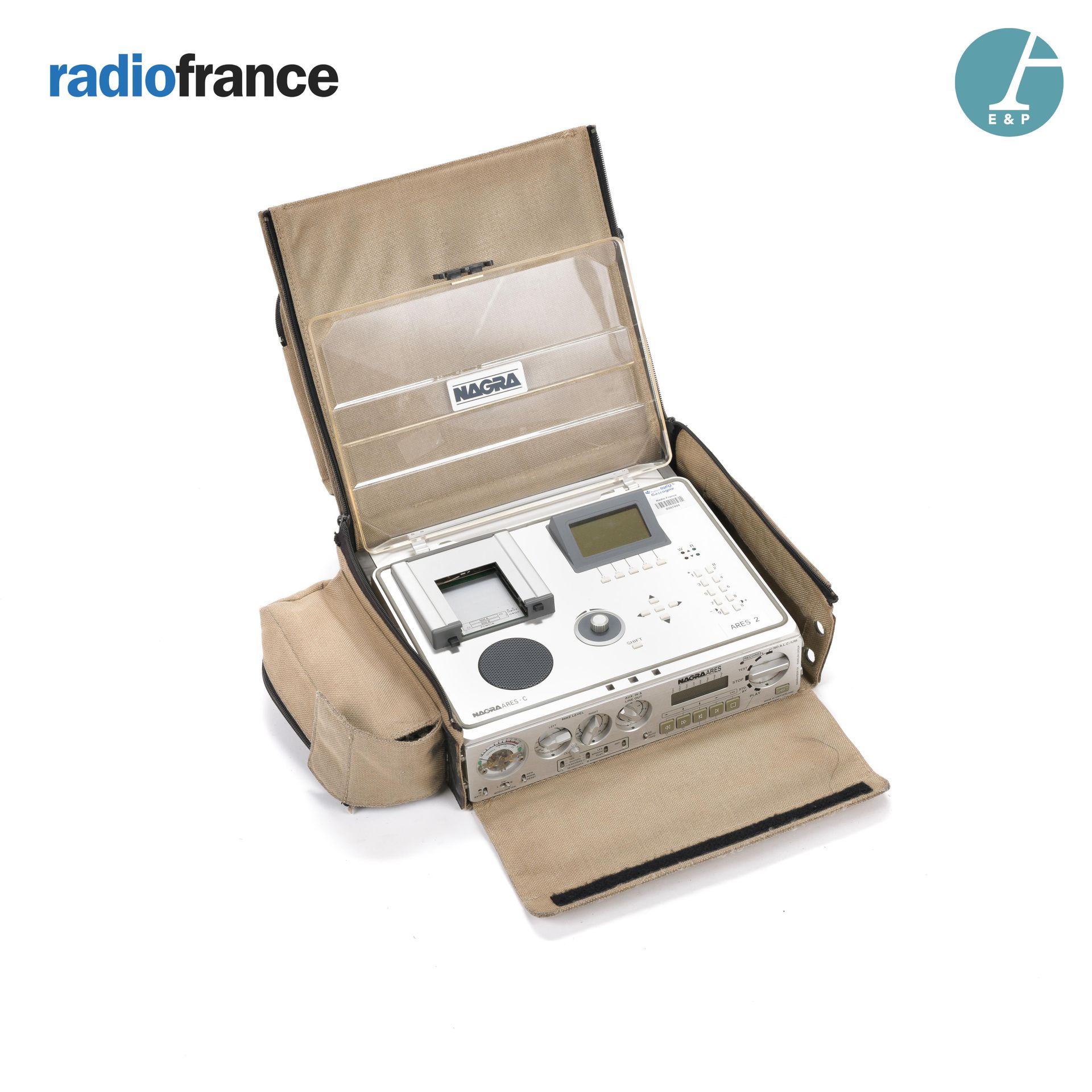 Null NAGRA数字录音机，Ares-C，带有法国广播电台标志的原始米色布袋。

出处：法国布鲁-加斯科涅地区

高：9.5厘米 - 宽：29厘米 - 深：&hellip;