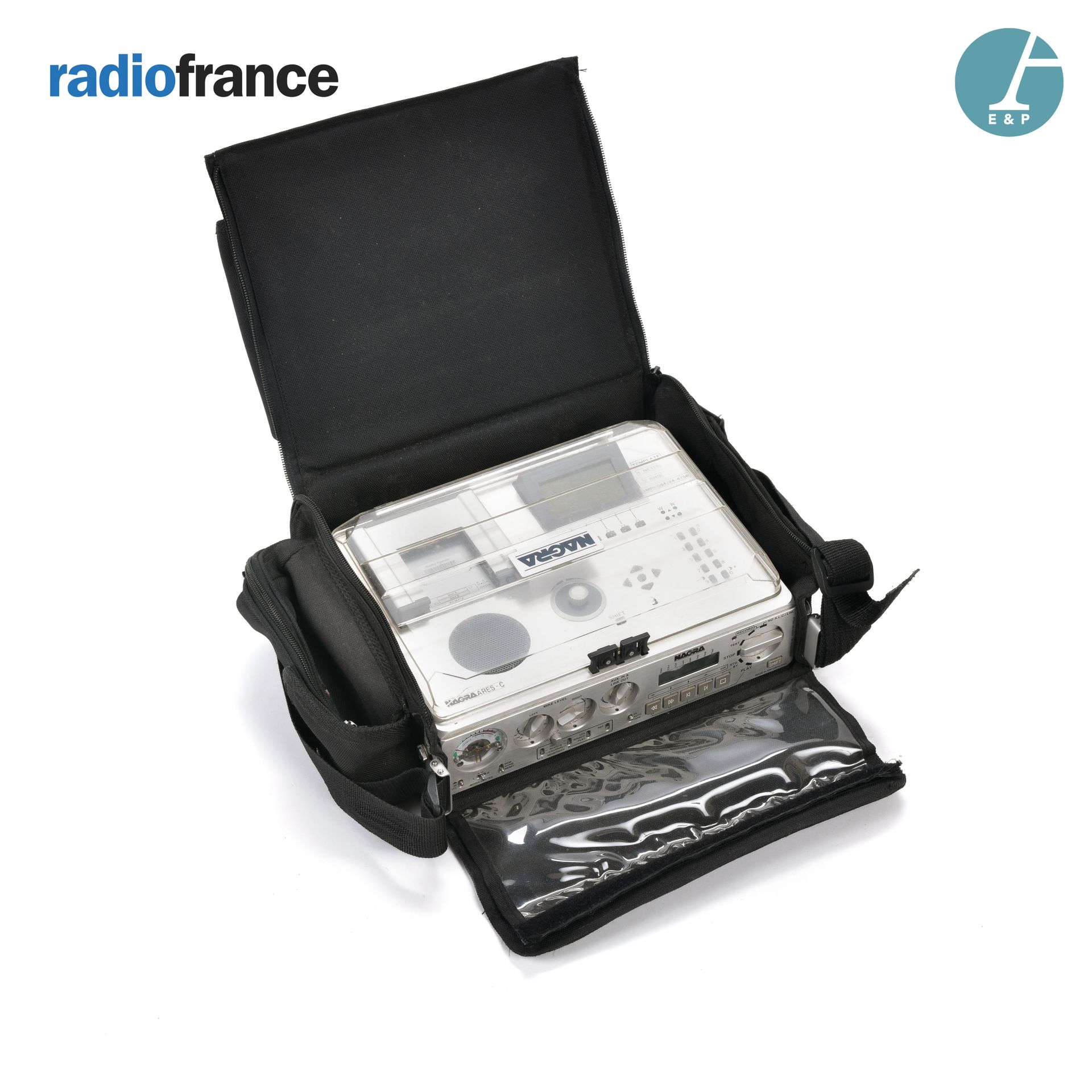Null NAGRA数字录音机，Ares-C，带有法国广播电台标志的原始黑布袋。

高：9.5厘米 - 宽：29厘米 - 深：22厘米

来自法国Bleu Ga&hellip;