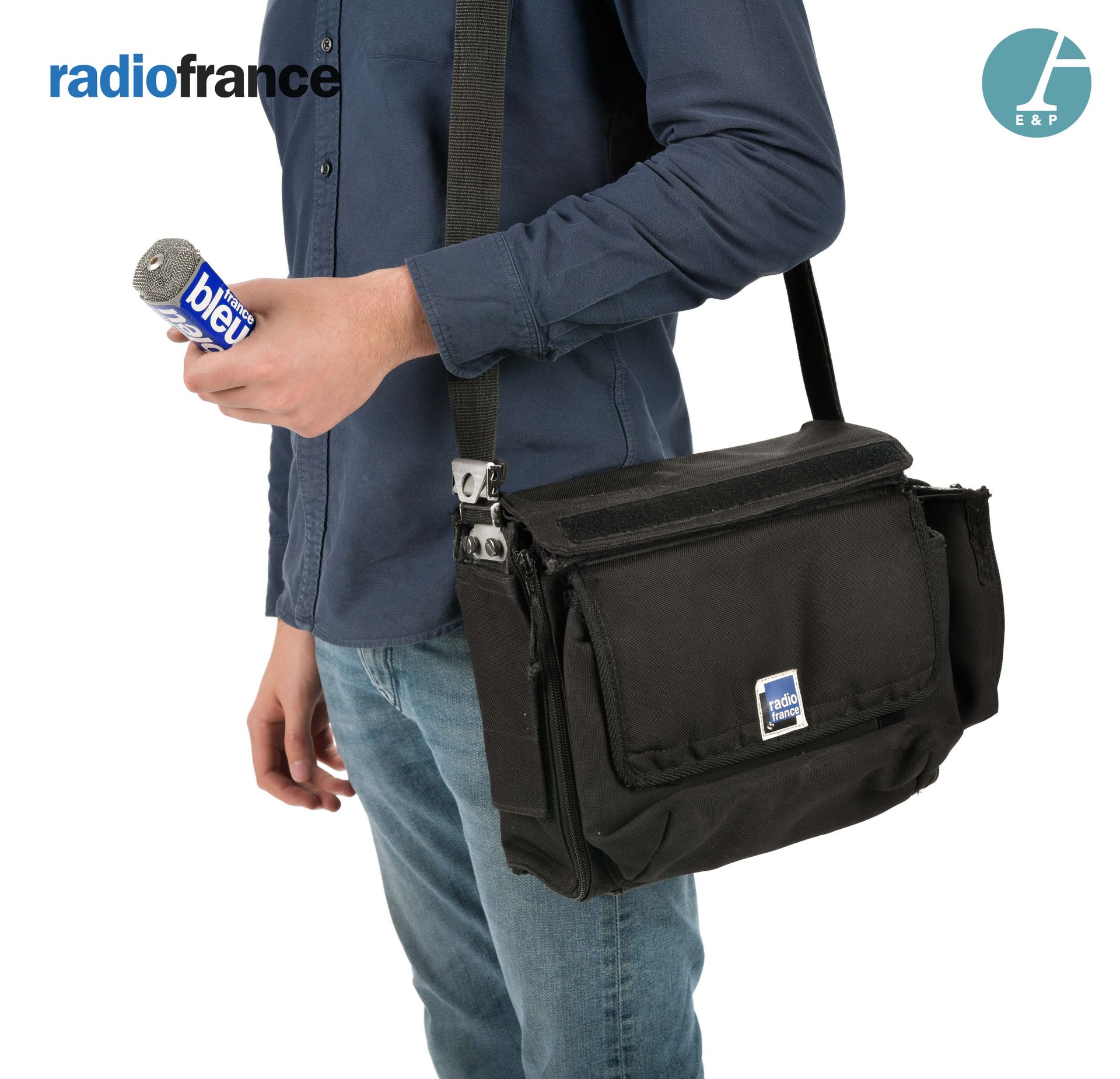 Null NAGRA数字录音机，Ares-C，带有法国广播电台标志的原始黑布袋。

带着它的麦克风和防风罩。

标签：法国布鲁图林

高：9.5厘米 - 宽：2&hellip;