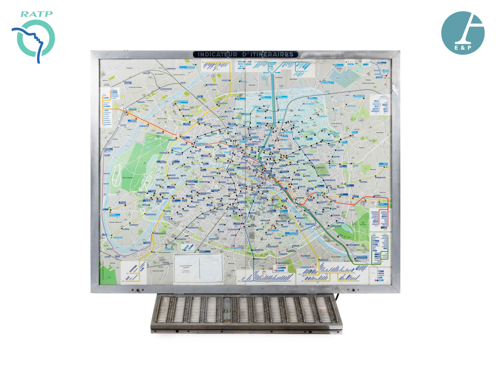 Null 从戴高乐埃托尔站出发

金属Métro RER路线指示柱。

用来寻找路线的装置，里面有一张纸板地图，并在代表巴黎的地铁和RER网络的玻璃下穿孔。小灯&hellip;