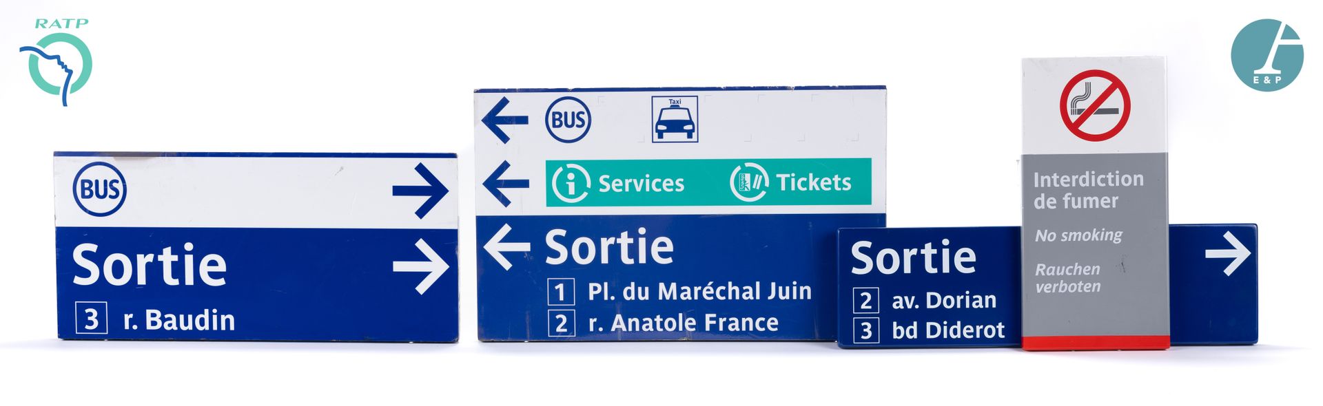 Null Lot de 4 plaques signalétiques, fer émaillé, indiquant :

1) Sortie Bus Rue&hellip;