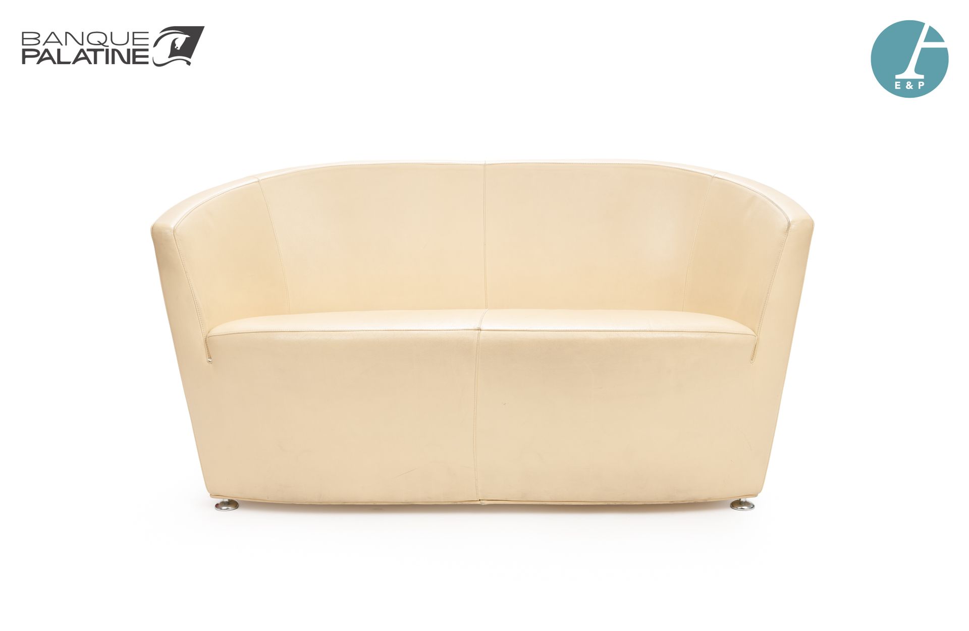 Null 意大利TACCHINI，贡多拉背的沙发，米色皮革装饰。

使用状态，划痕。

高：74厘米 - 宽：142厘米 - 深：65厘米