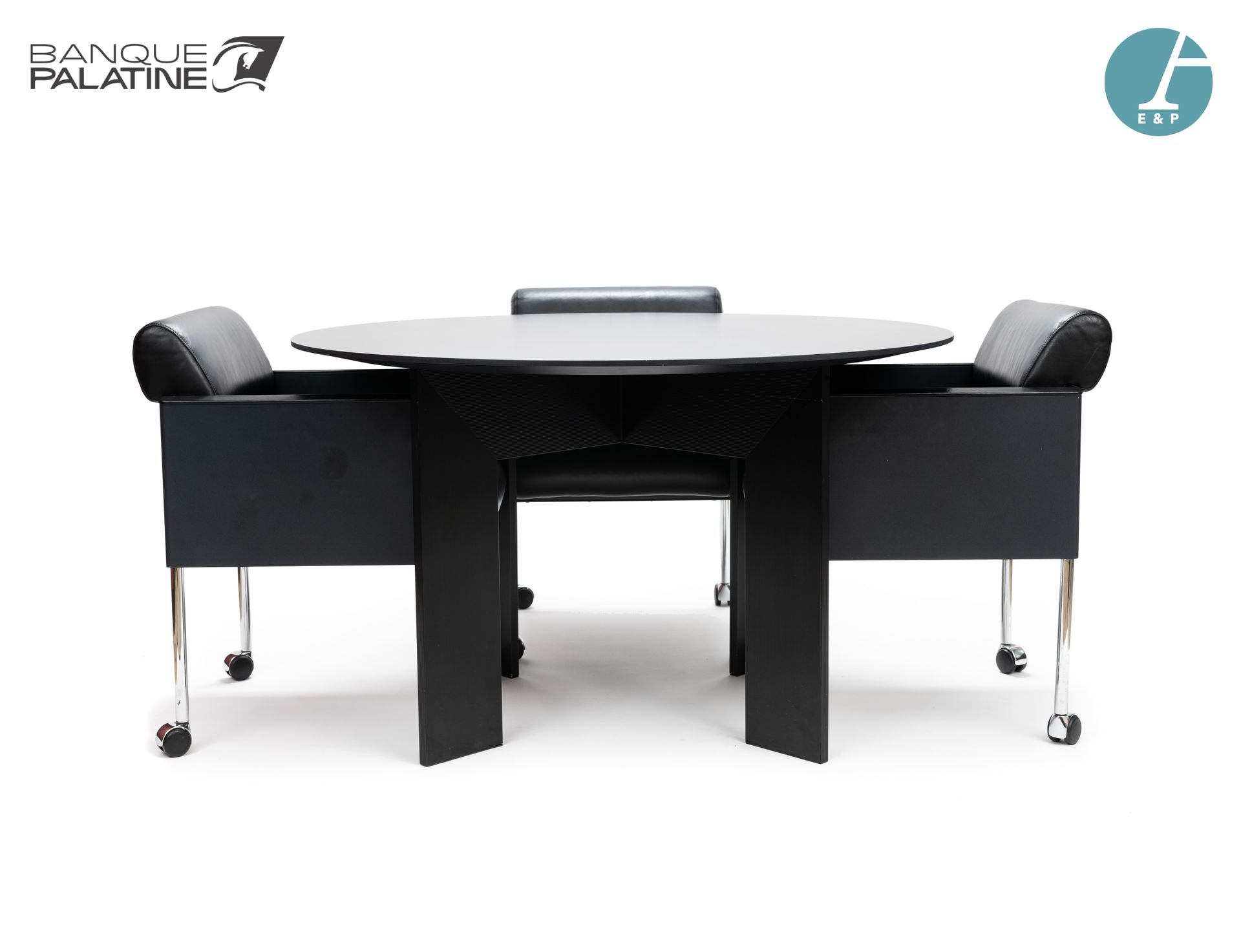 Null 套装包括一张圆形会议桌，黑色石板风格的桌面，开槽和黑色漆面的铝制底座，以及3把带脚轮的扶手椅，黑色皮革，金属底座。Rosenthal品牌（用于扶手椅）&hellip;