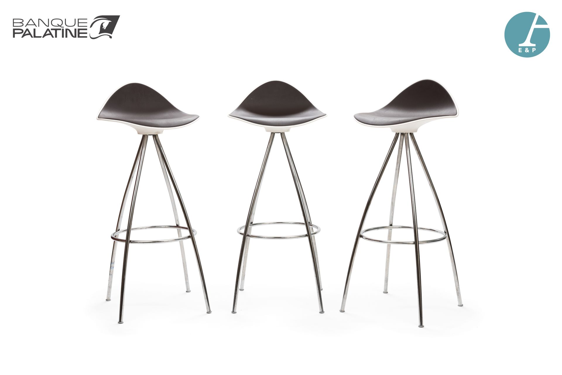 Null Set of three bar stools in thermoformed plastic, metal base. Brown color.

&hellip;