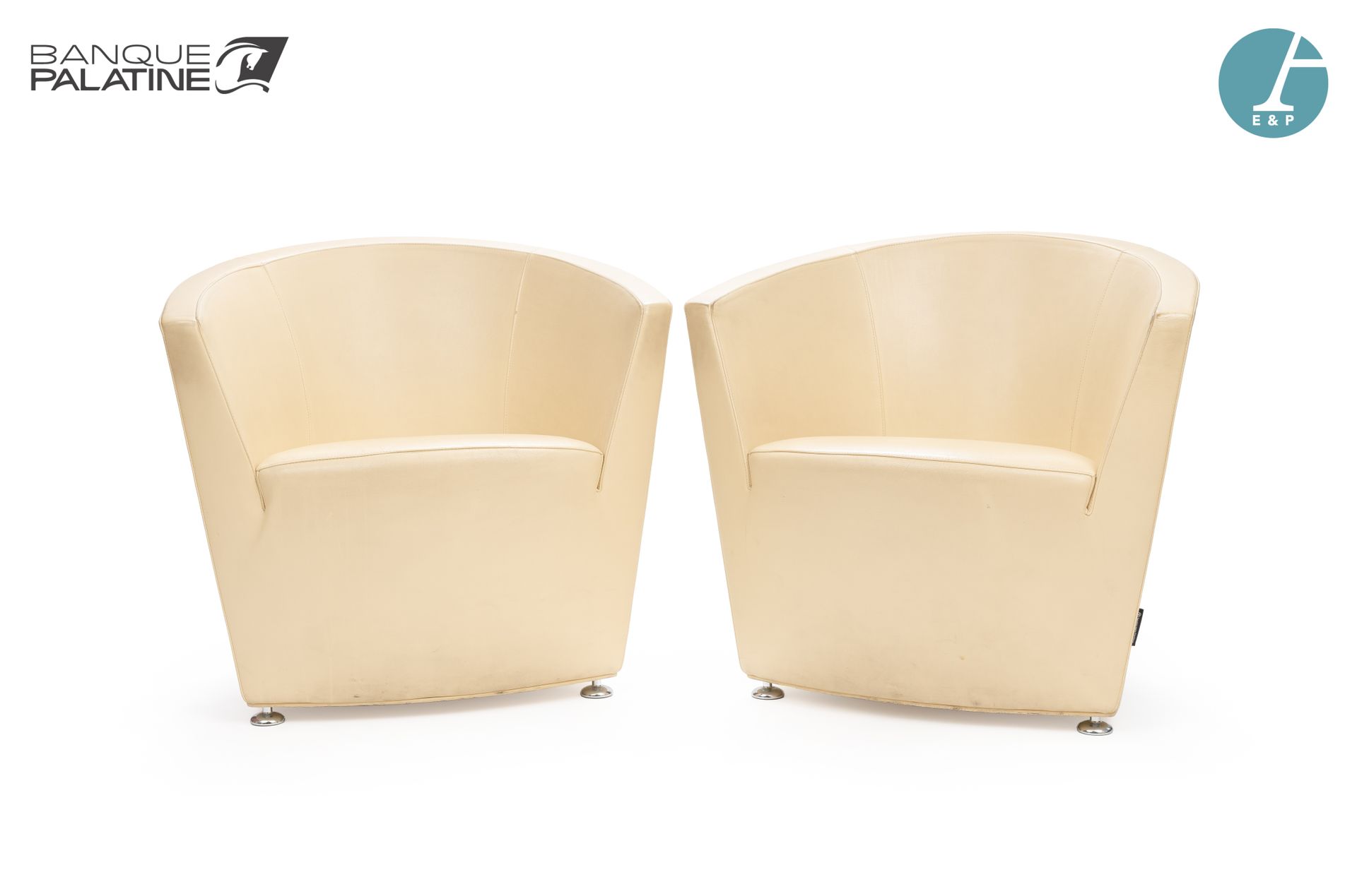 Null 意大利TACCHINI，一套2把扶手椅，带贡多拉椅背，米色皮革装饰。

二手状态，有划痕。

高：74厘米 - 宽：80厘米 - 深：65厘米