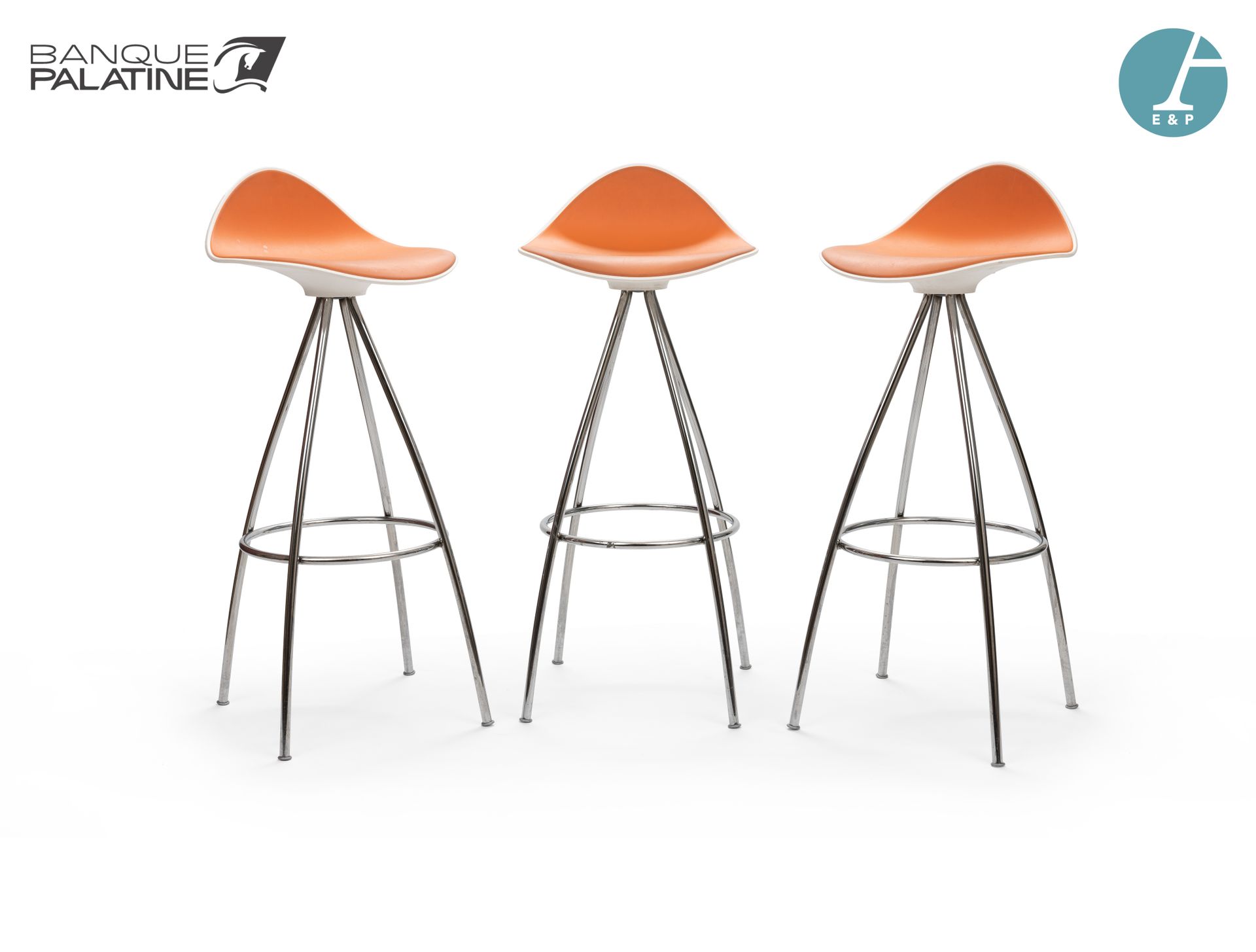 Null 一套三个热成型塑料的酒吧凳，金属底座。橙色。

模型HONDA，设计Jesus Casca，西班牙。