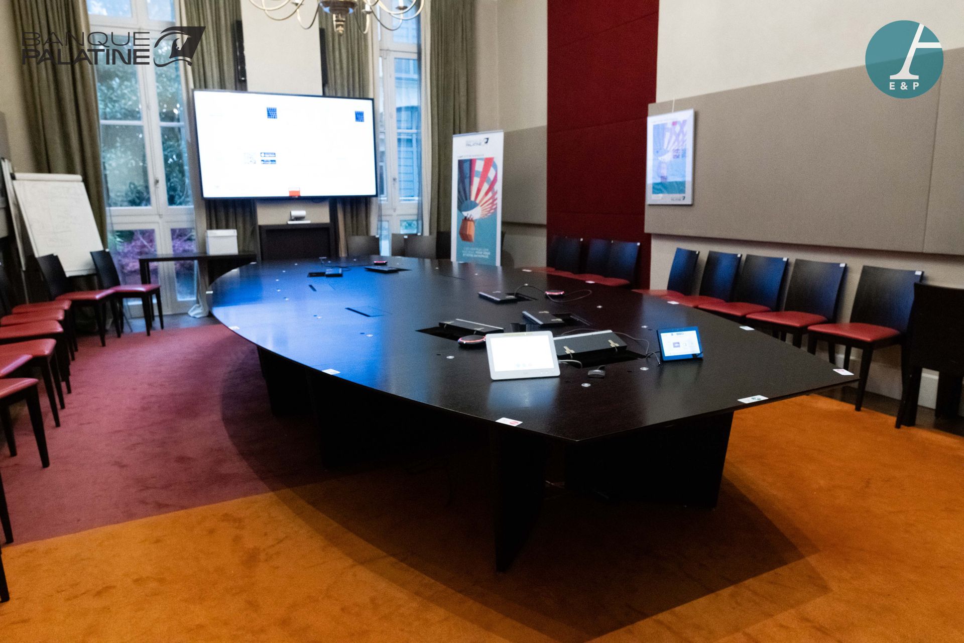 Null Grande tavolo da riunione oblungo in legno tinto con base scanalata e gesti&hellip;