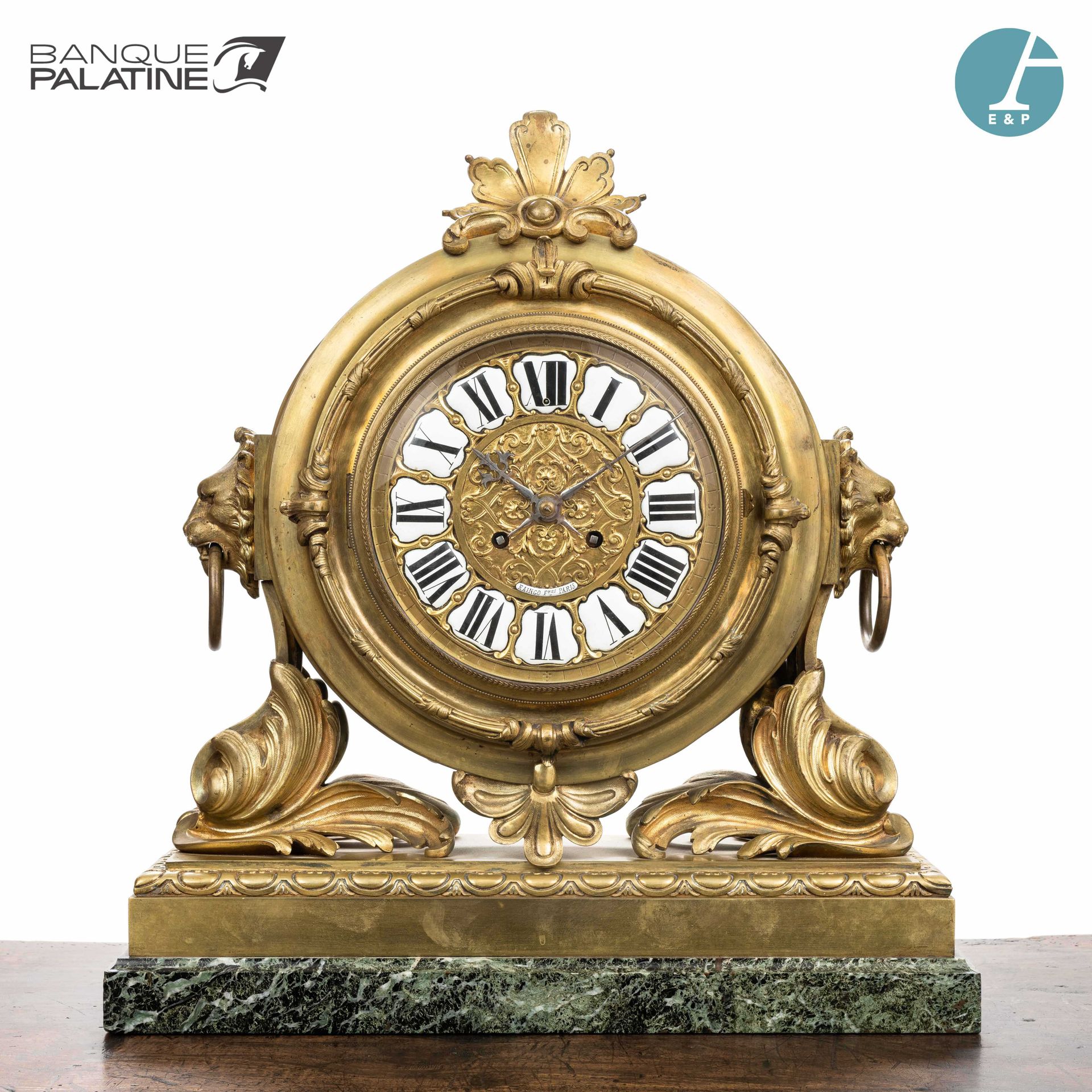 Null RAINGO Frêres巴黎，一个有凹槽和镀金的青铜钟，装饰着叶子，贝壳和狮子的马夫，表盘上有珐琅的罗马数字，平台是绿色脉络的大理石。

19世纪。&hellip;