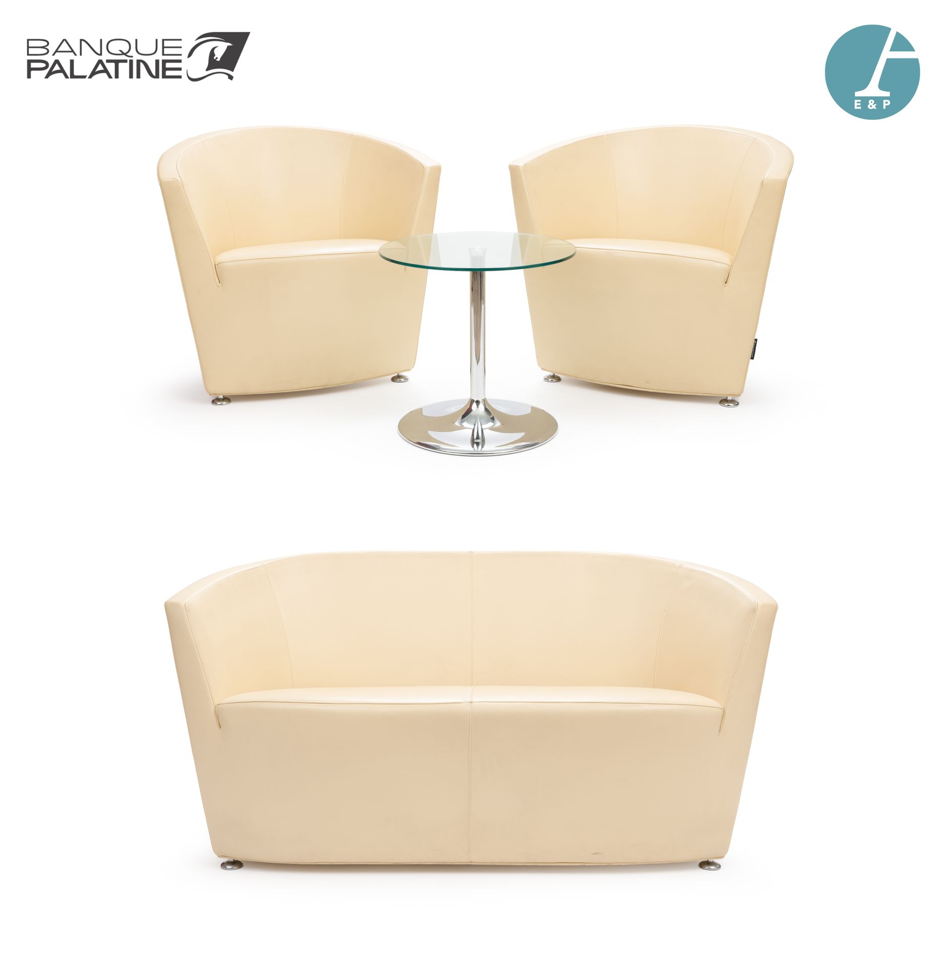 Null 意大利TACCHINI，拍品包括一张带贡多拉靠背的沙发和两把俱乐部椅，米色皮革装饰。一张小咖啡桌，玻璃桌面，金属轴，塑料底座。品牌SOFTLINE。高&hellip;