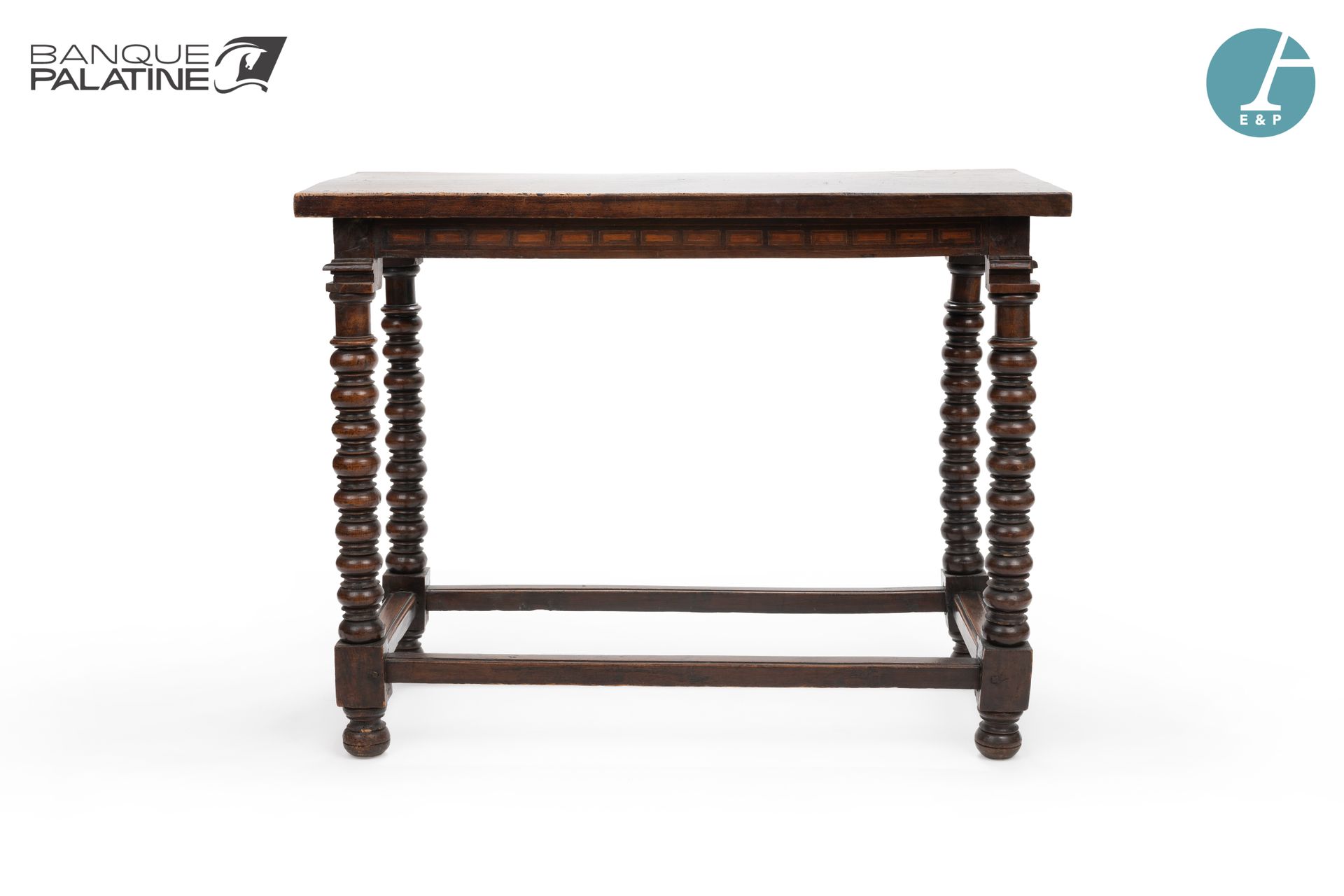 Null 天然木制的桌子，有模子，桌腿是扭曲的柱子，由横杆连接。

古董元素。

高：81厘米 - 宽：105厘米 - 深：48.5厘米