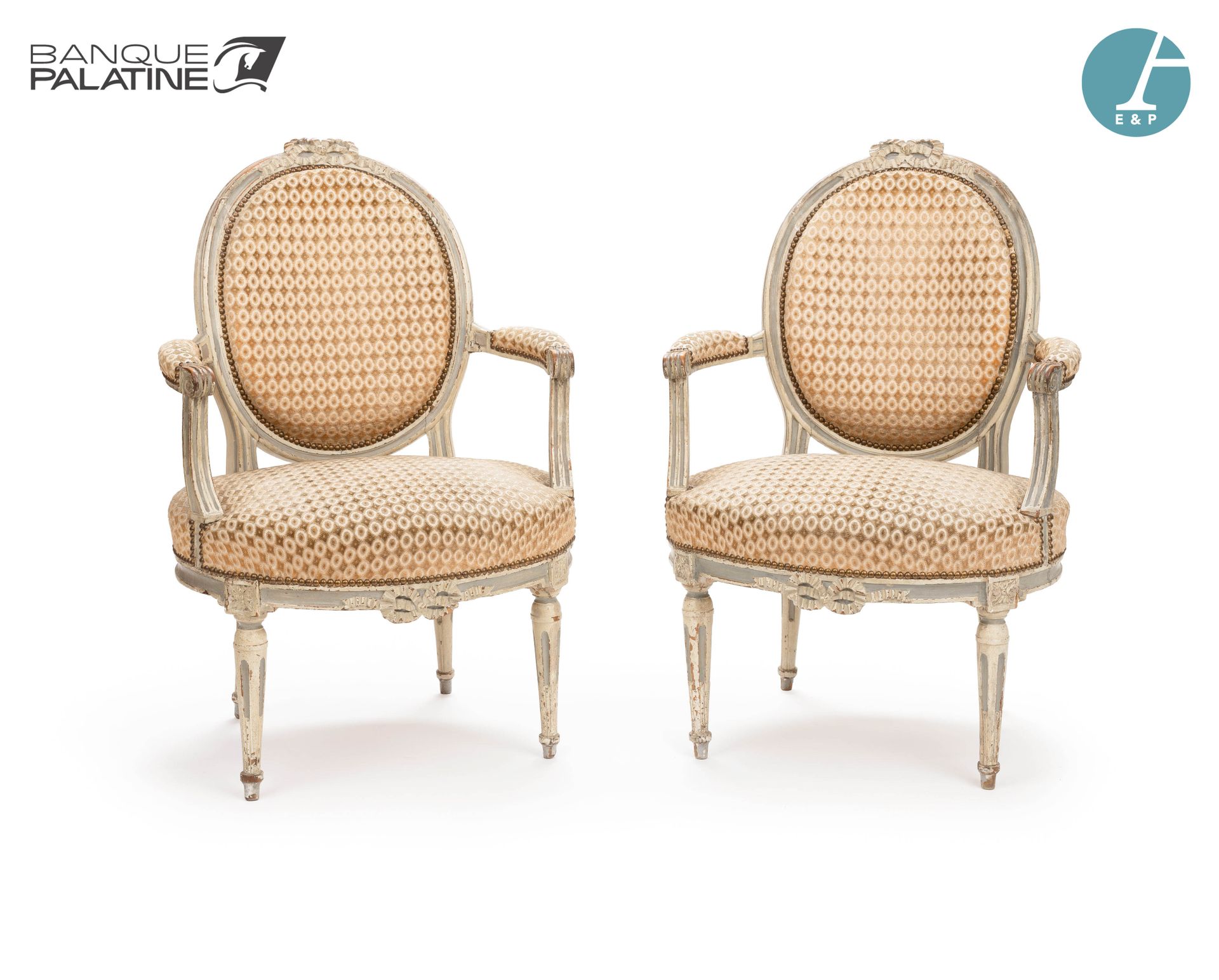 Null Paar Sessel mit Medaillon-Rückenlehne aus gefrästem und geschnitztem Holz, &hellip;