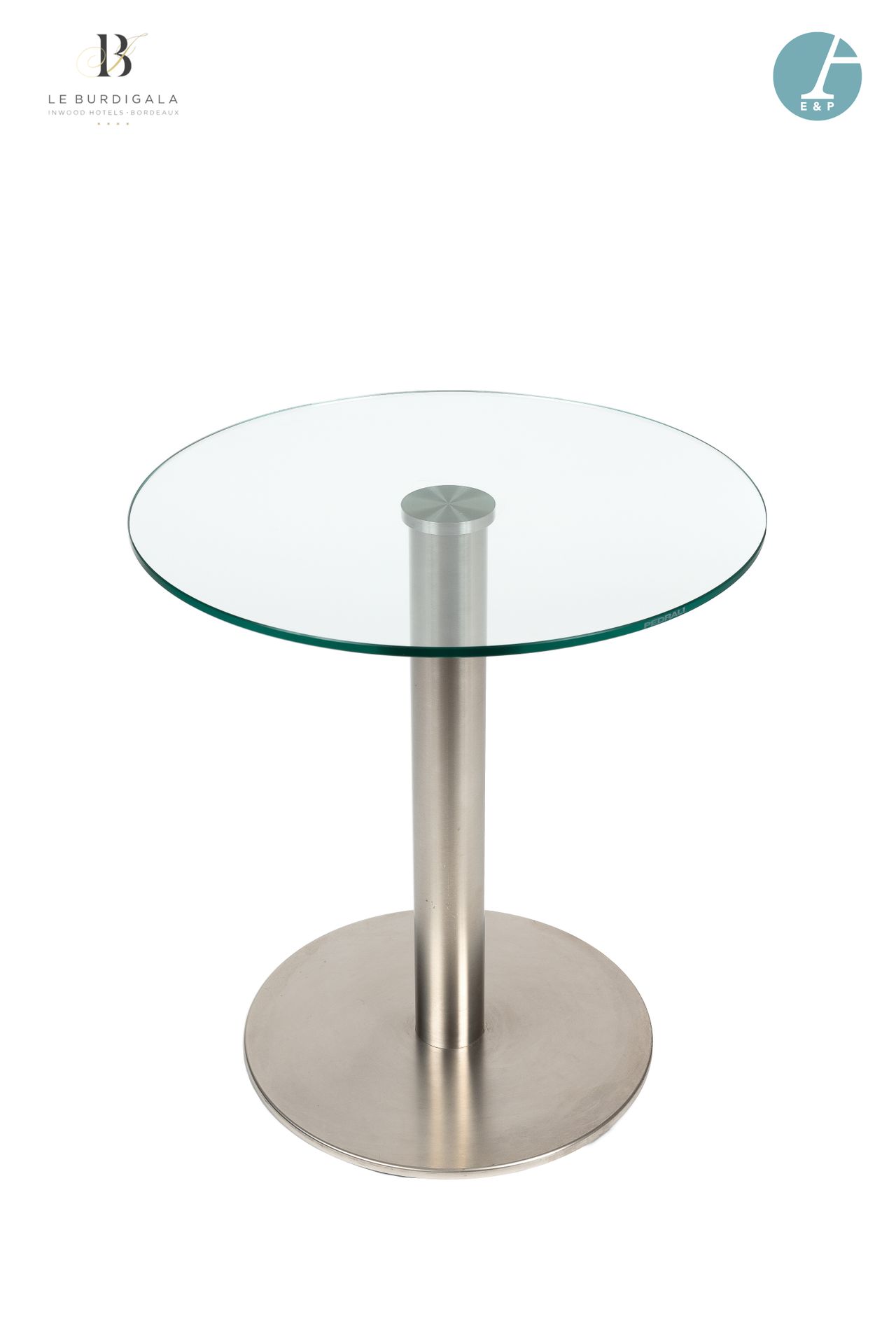 Null 从波尔多的4*酒店Burdigala出发



PEDRALI, 一套两个基座的桌子，玻璃桌面和金属底座，高: 65厘米 - 直径: 60厘米 条件