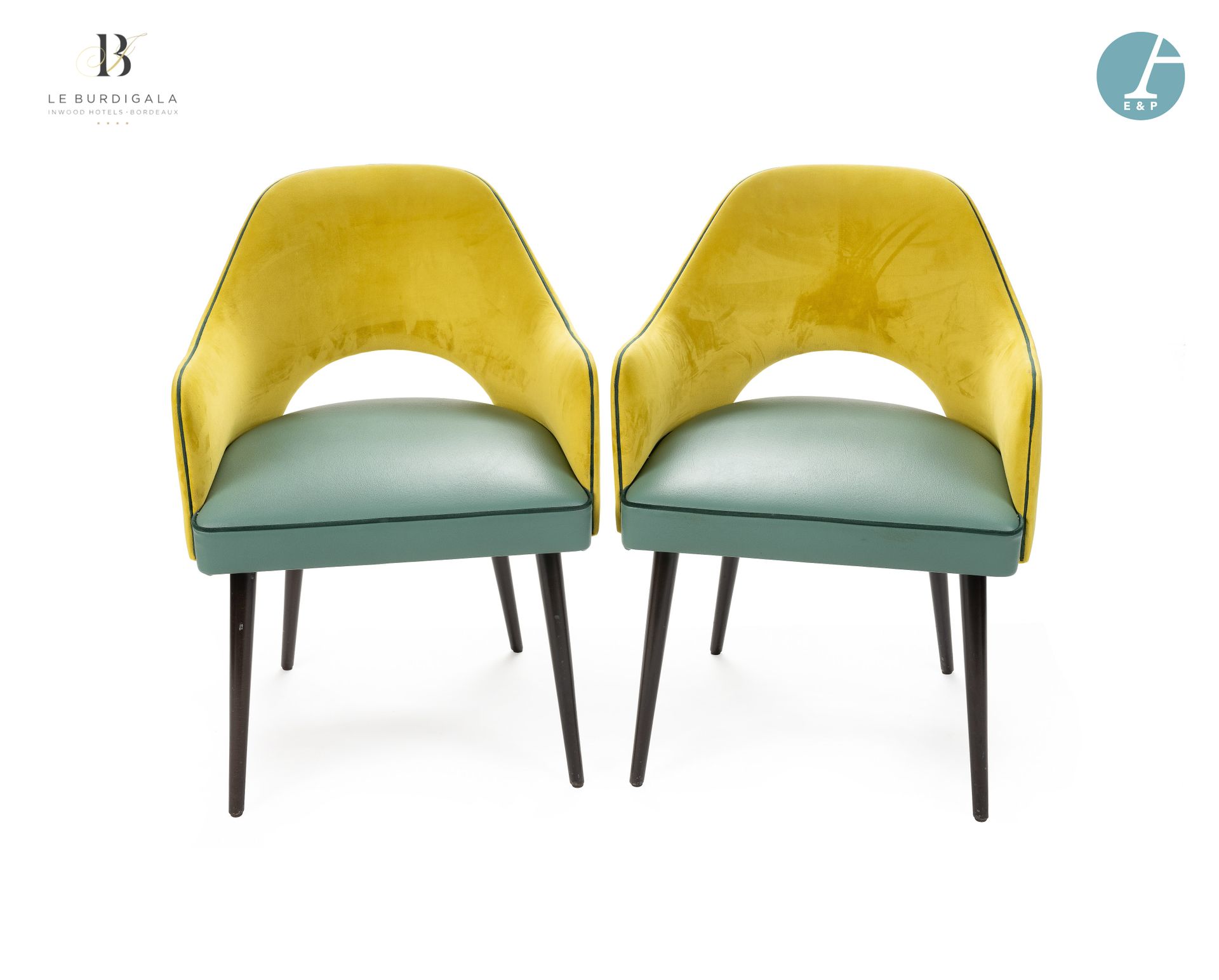 Null 从波尔多的4*酒店Burdigala出发



一套2把扶手椅，天然木制锥形腿，绿色仿皮座椅，黄色丝绒靠背。品牌COLLINET座椅

高：86厘米 &hellip;
